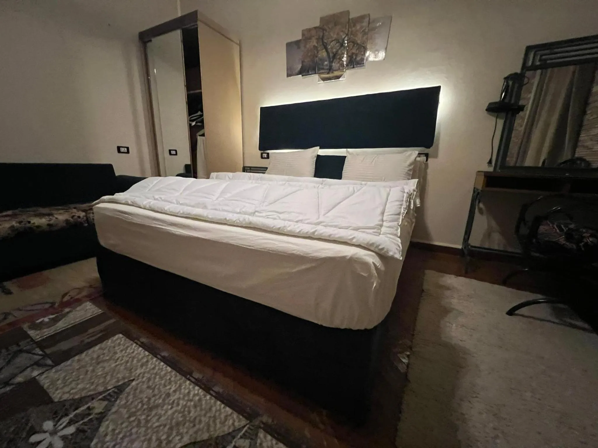 Bed in A pyramids view