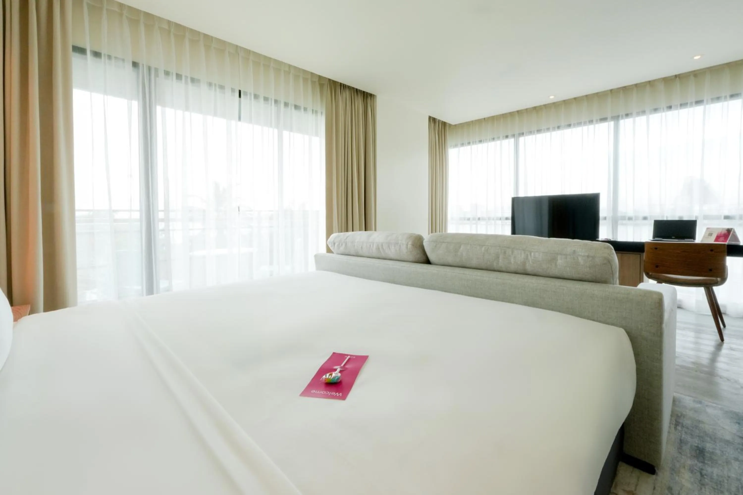 Seating area, Bed in GLOW Bangkok Riverside