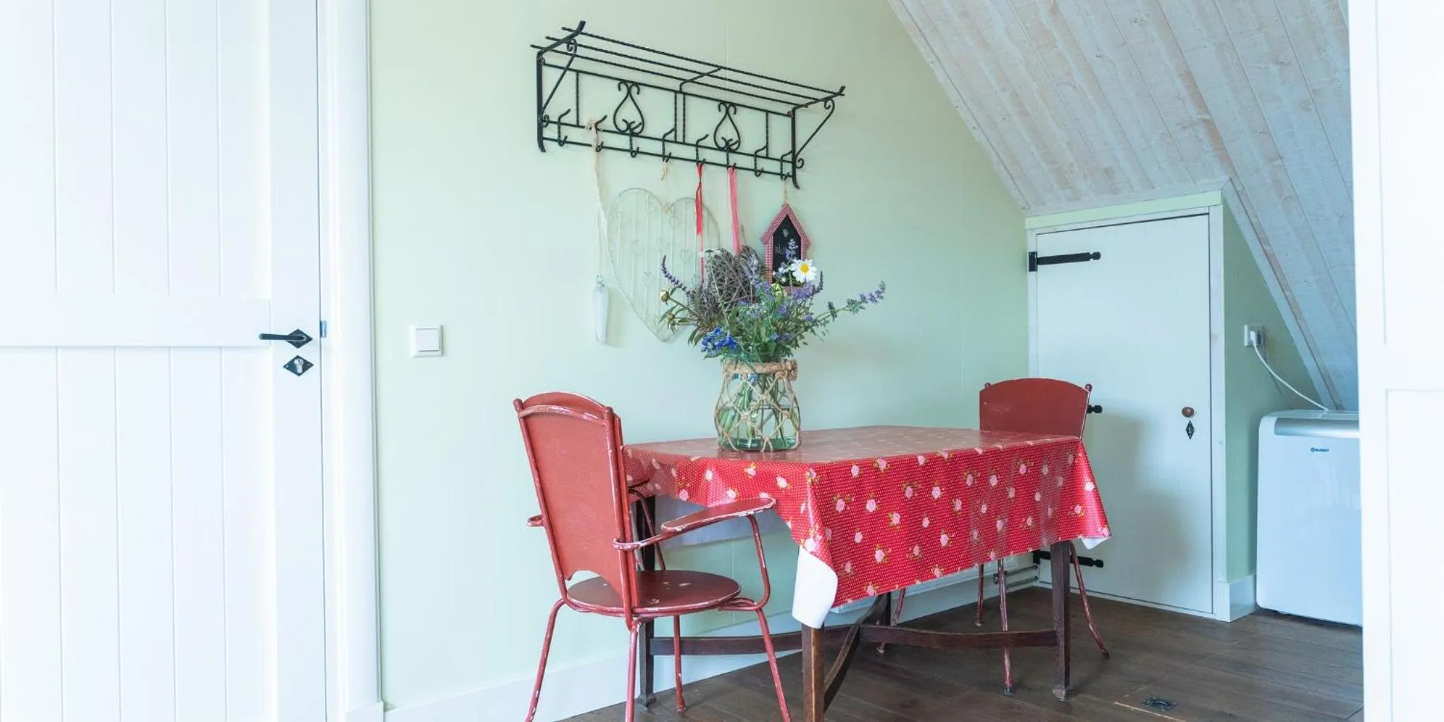 Dining area in B&B De Ouw Skuur