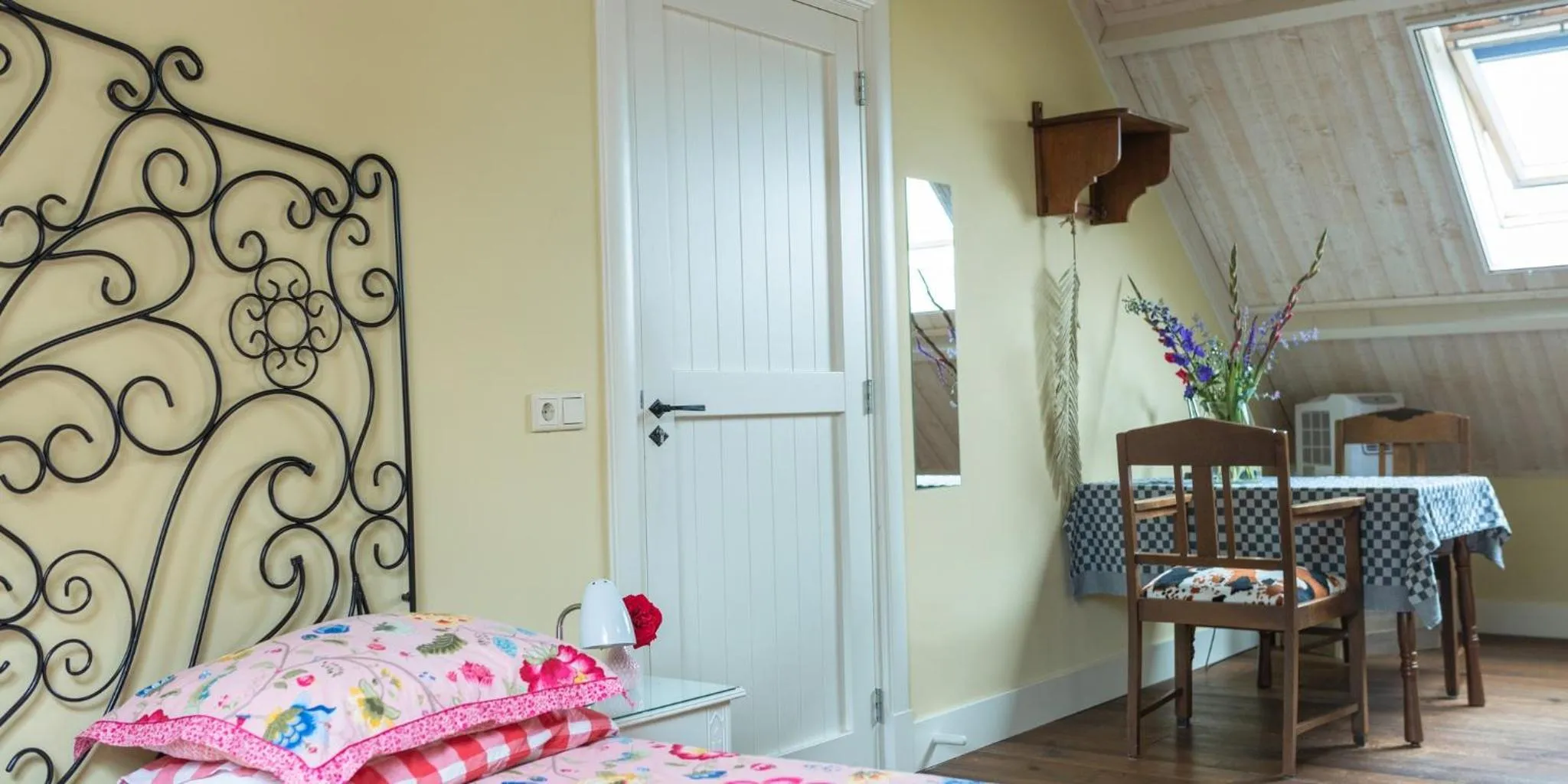 Dining area in B&B De Ouw Skuur