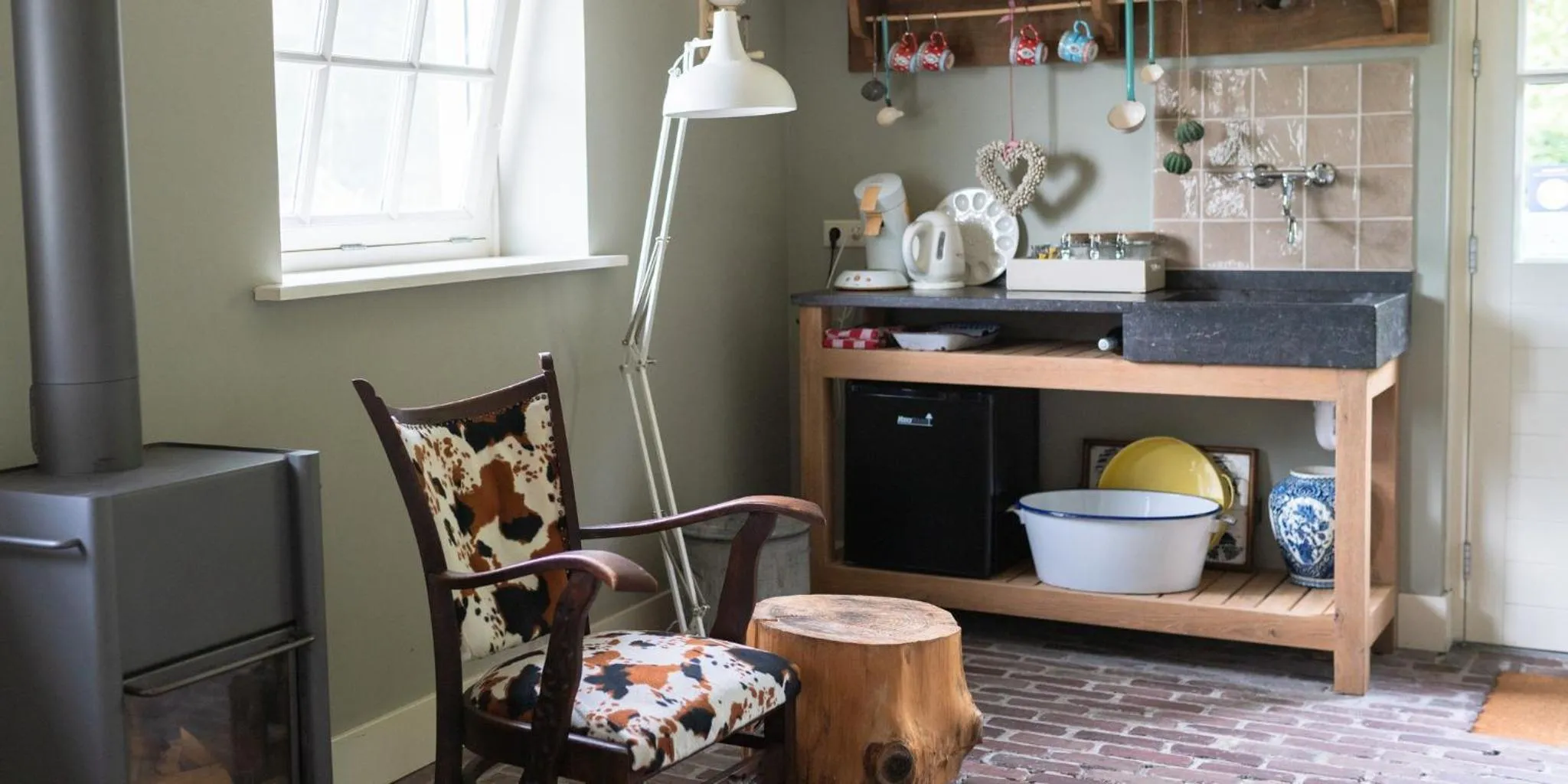 Kitchen or kitchenette in B&B De Ouw Skuur