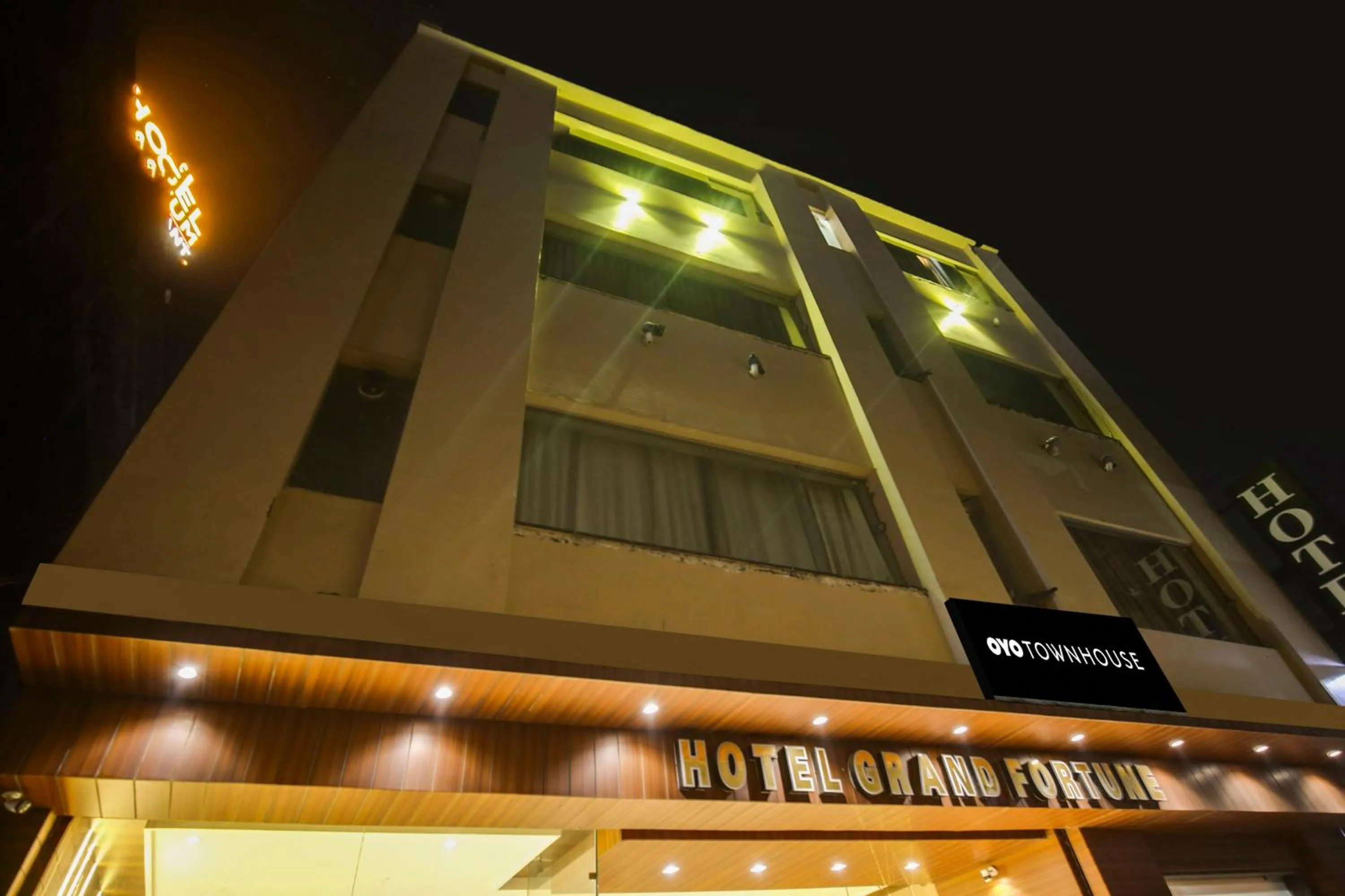 Facade/entrance in Super Townhouse Grand Fortune