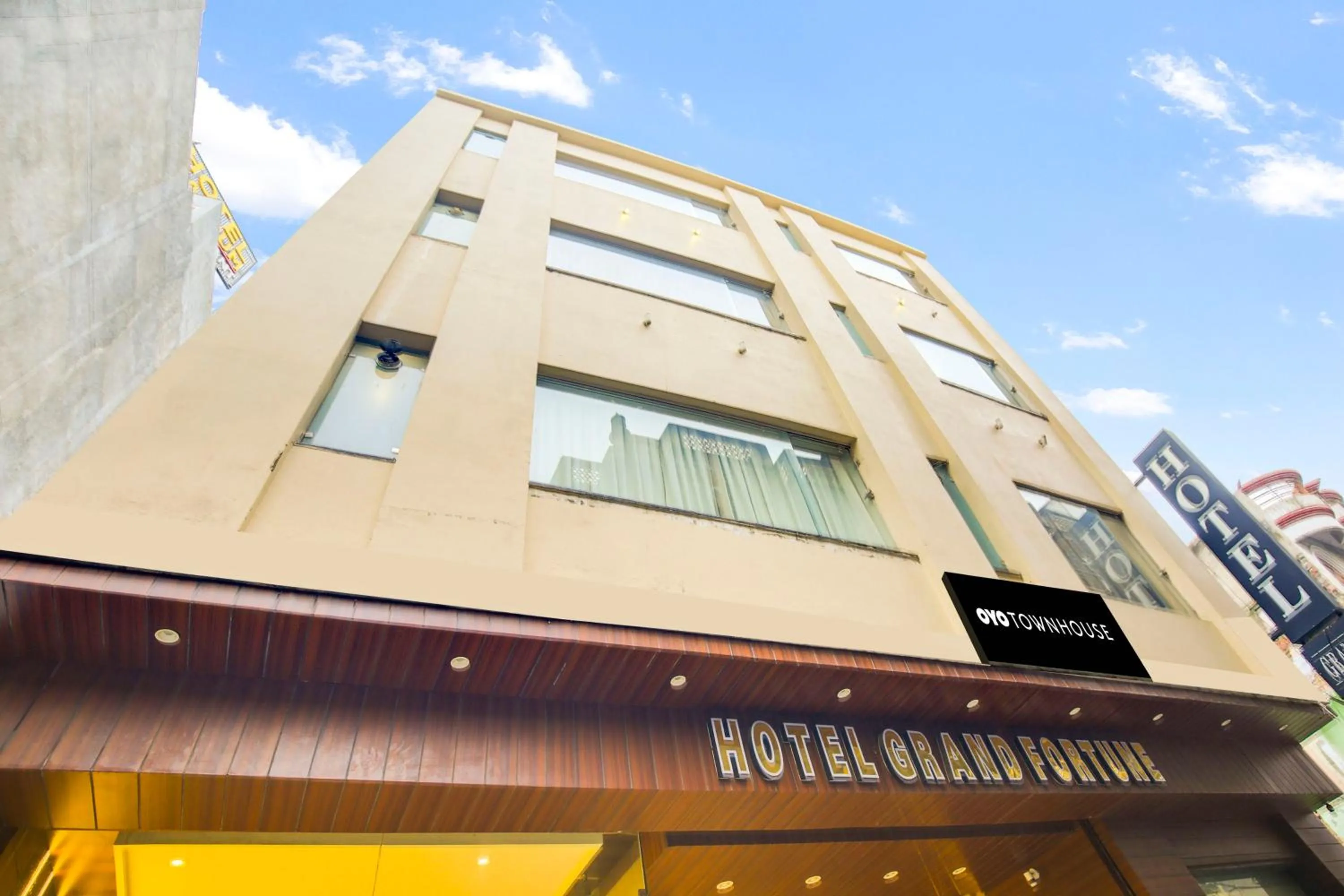 Facade/entrance in Super Townhouse Grand Fortune