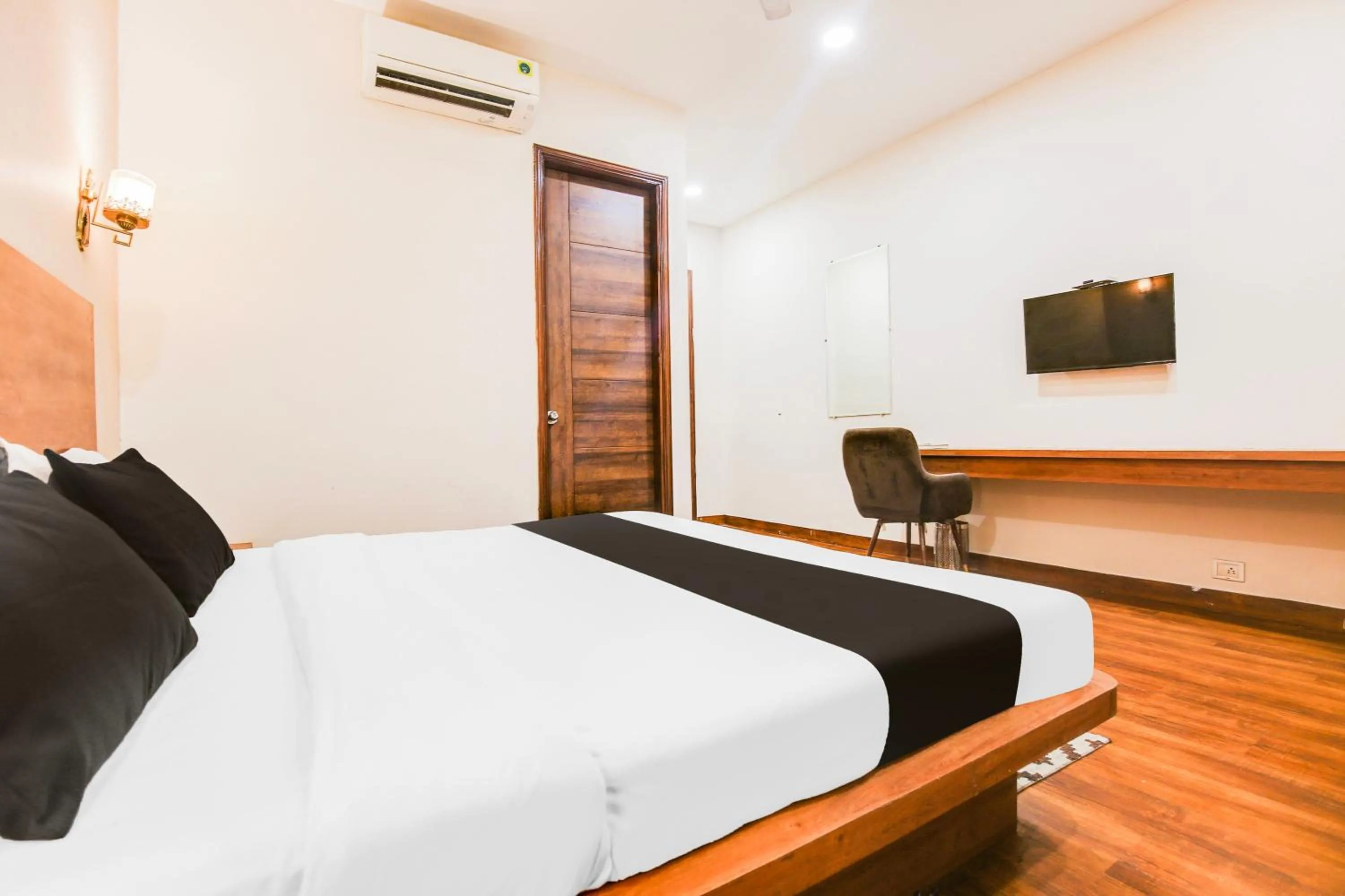 Bedroom, Bed in Super Townhouse Grand Fortune