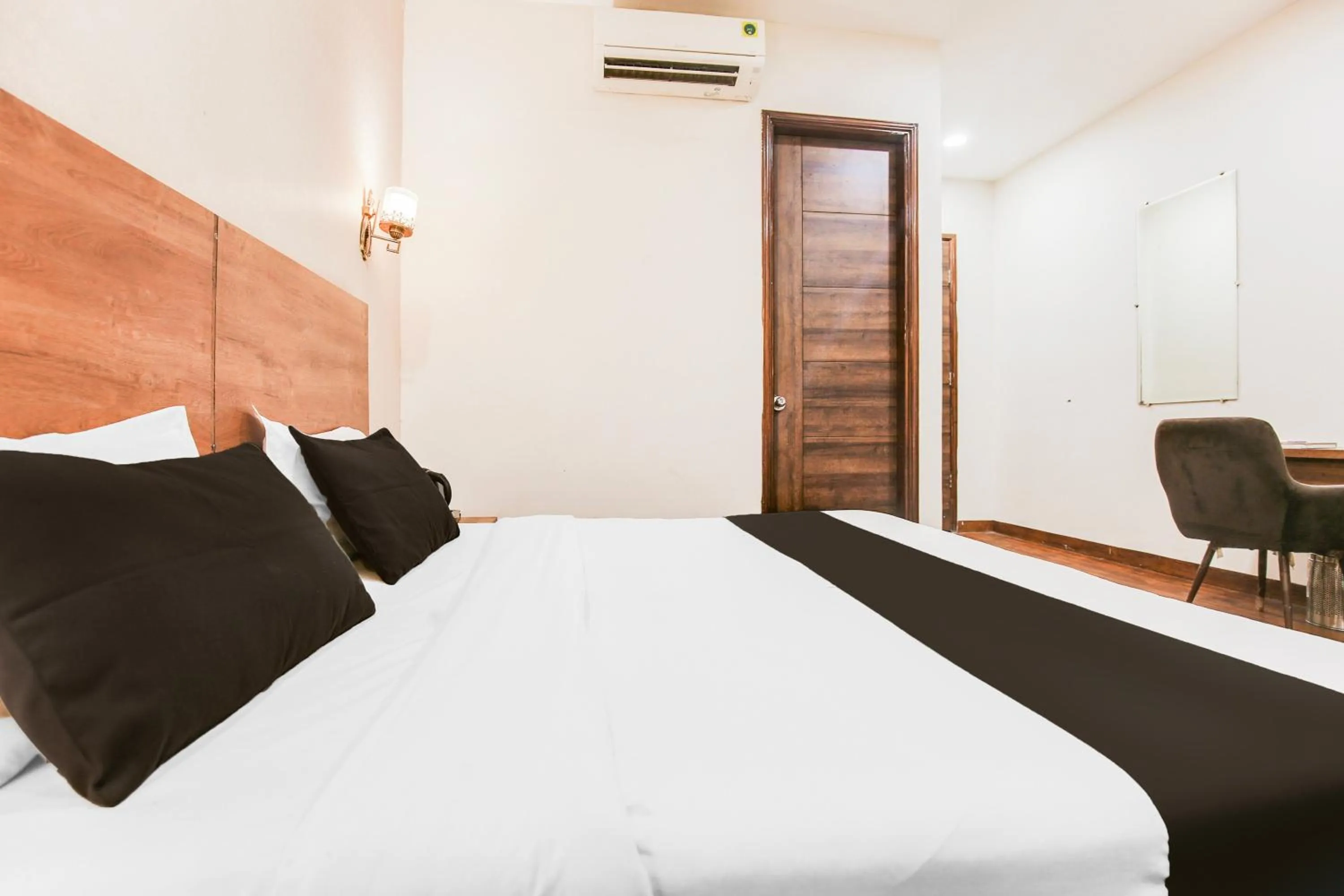 Bedroom, Bed in Townhouse Grand Fortune