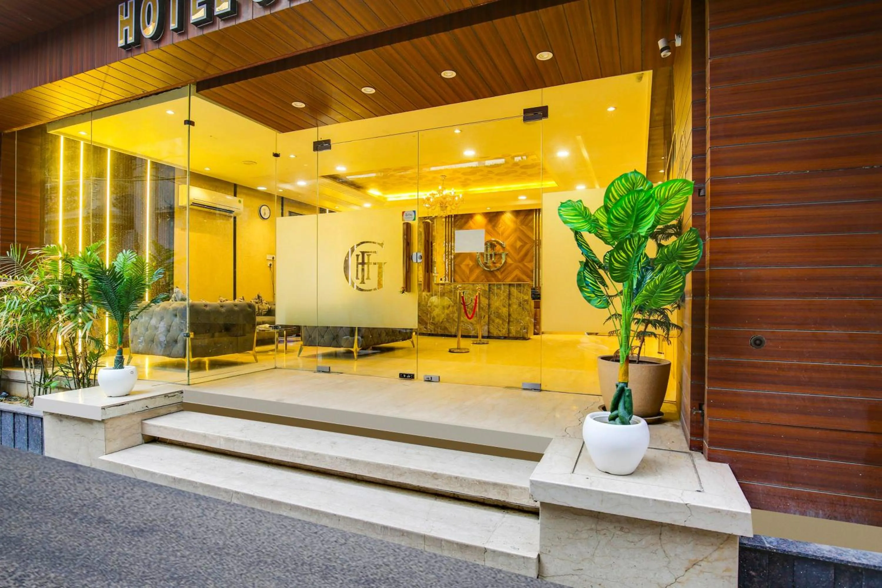 Facade/entrance in Super Townhouse Grand Fortune