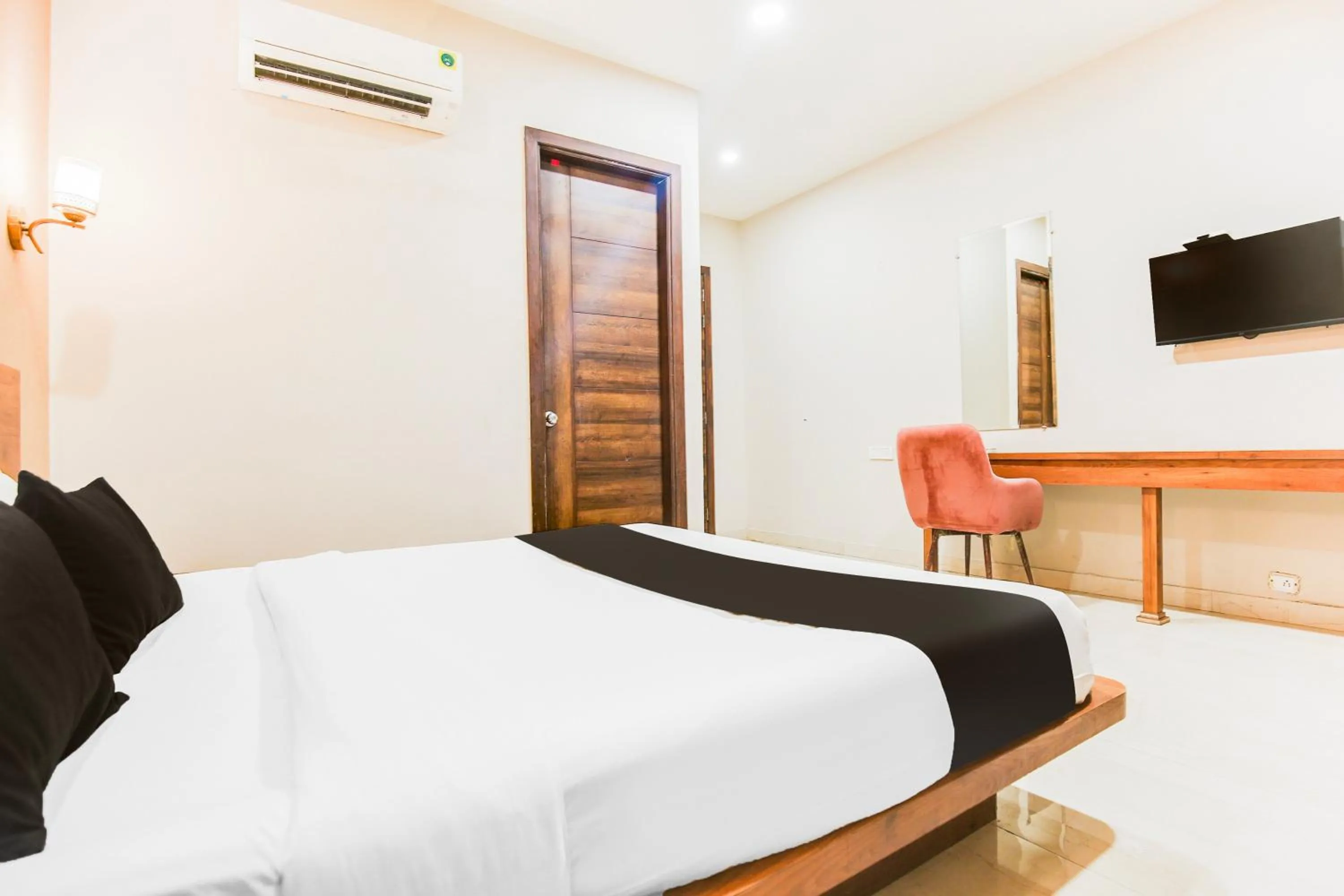 Bedroom, Bed in Super Townhouse Grand Fortune