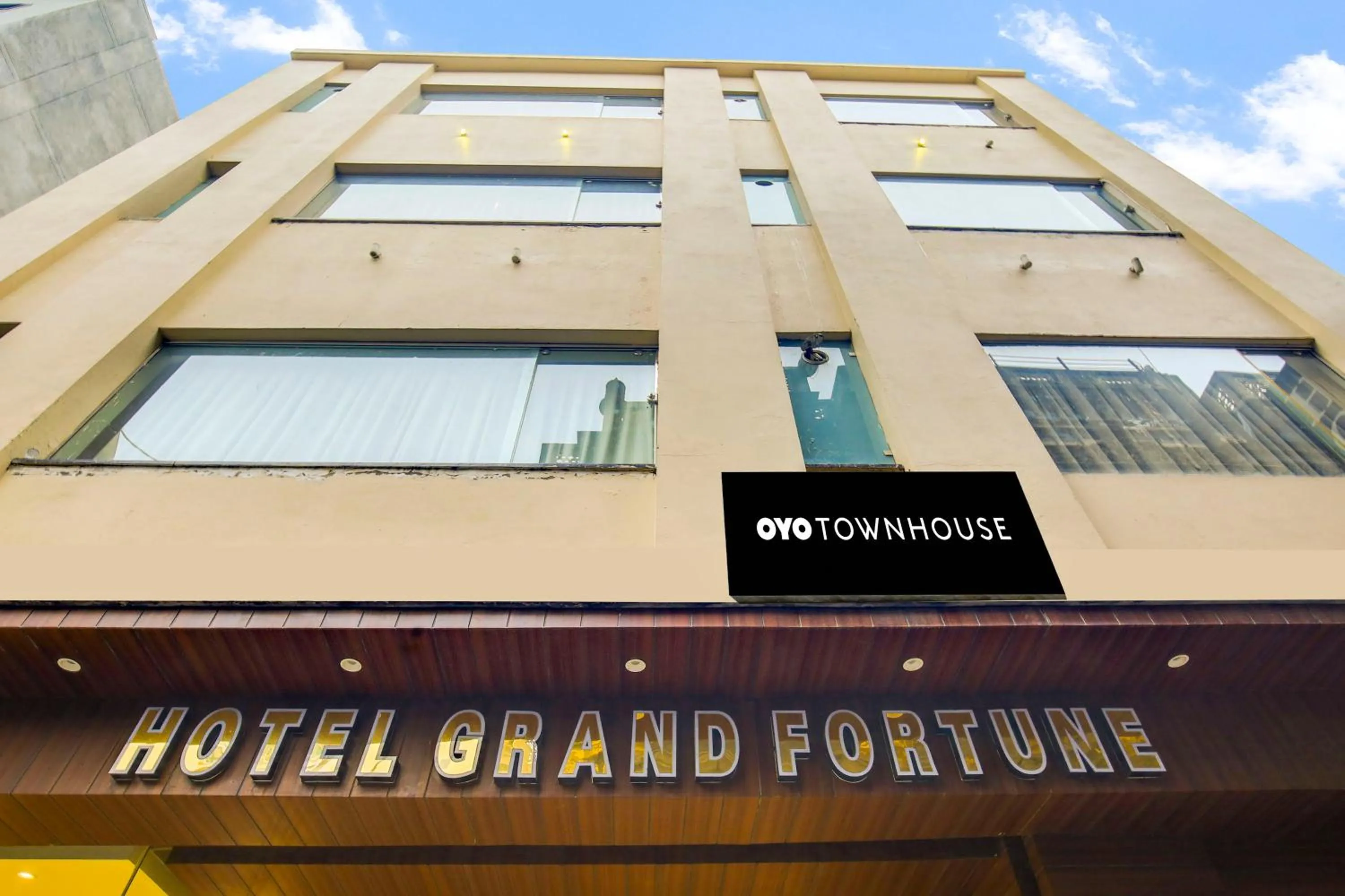 Facade/entrance in Super Townhouse Grand Fortune