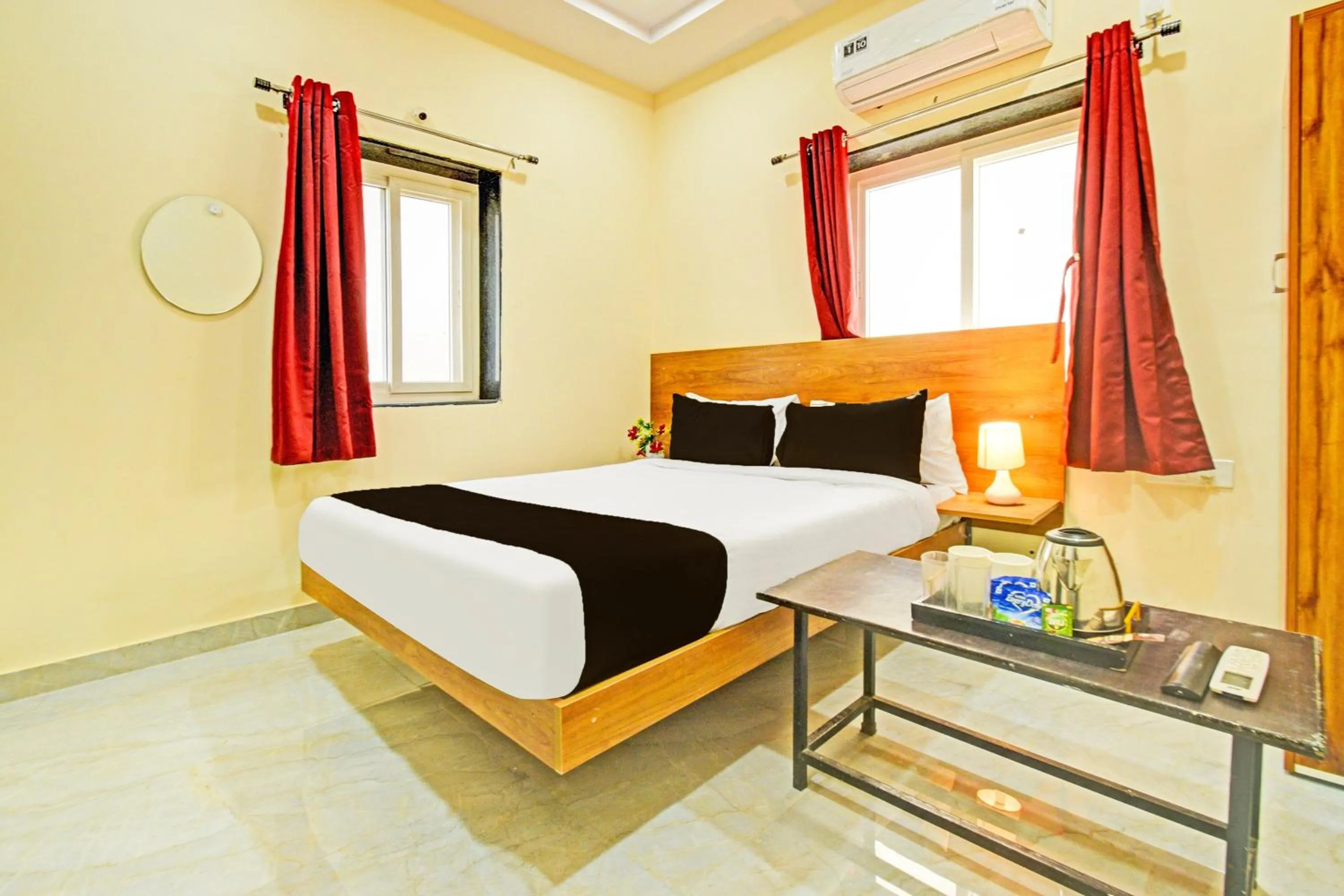 Bedroom, Bed in Hotel O Vaishnavi Grand