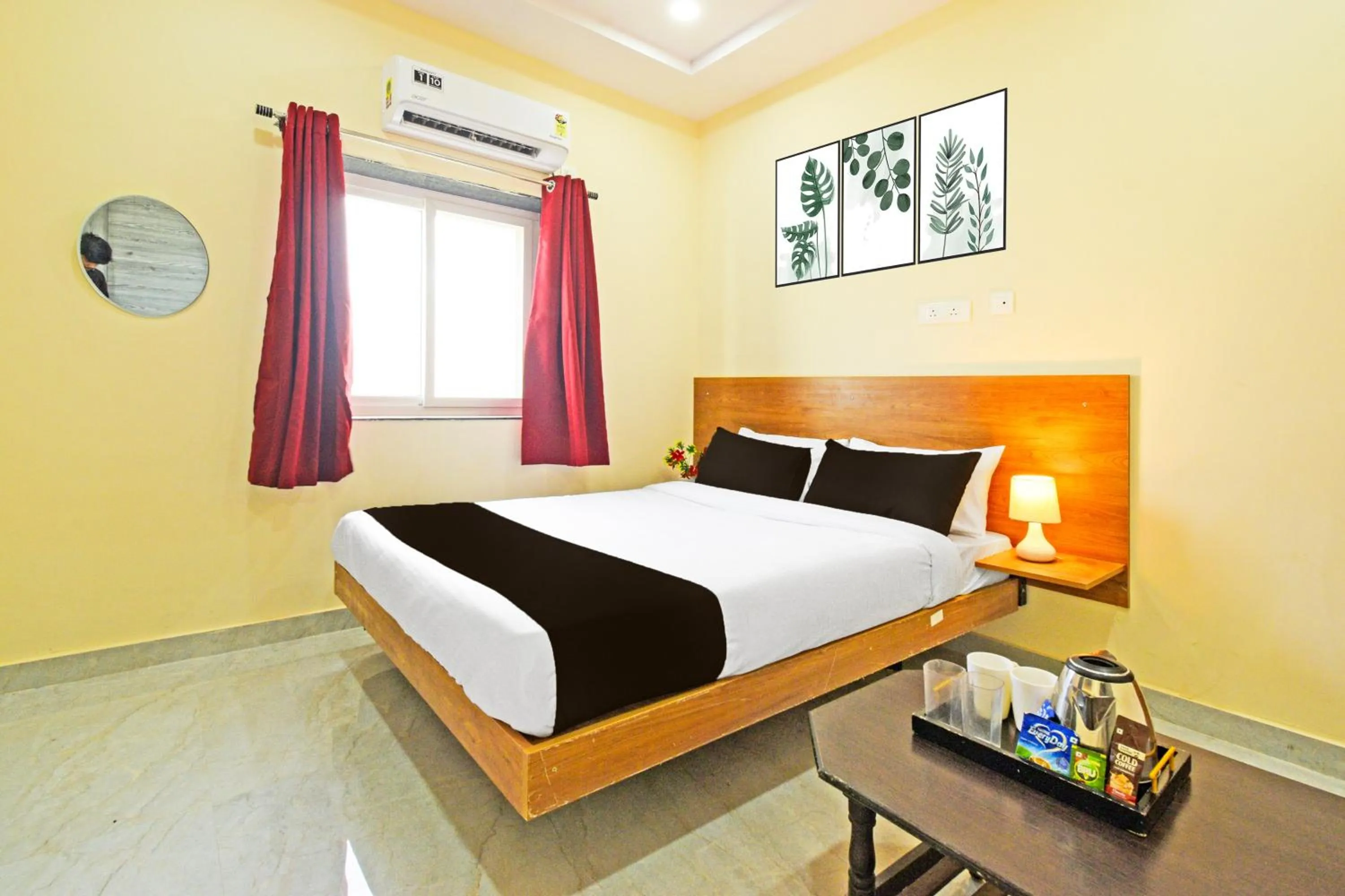 Bedroom, Bed in Hotel O Vaishnavi Grand