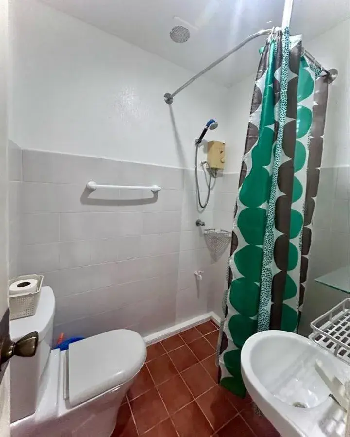 Shower in Moonlight Breeze Inn Boracay Shower in Moonlight Breeze Inn Boracay