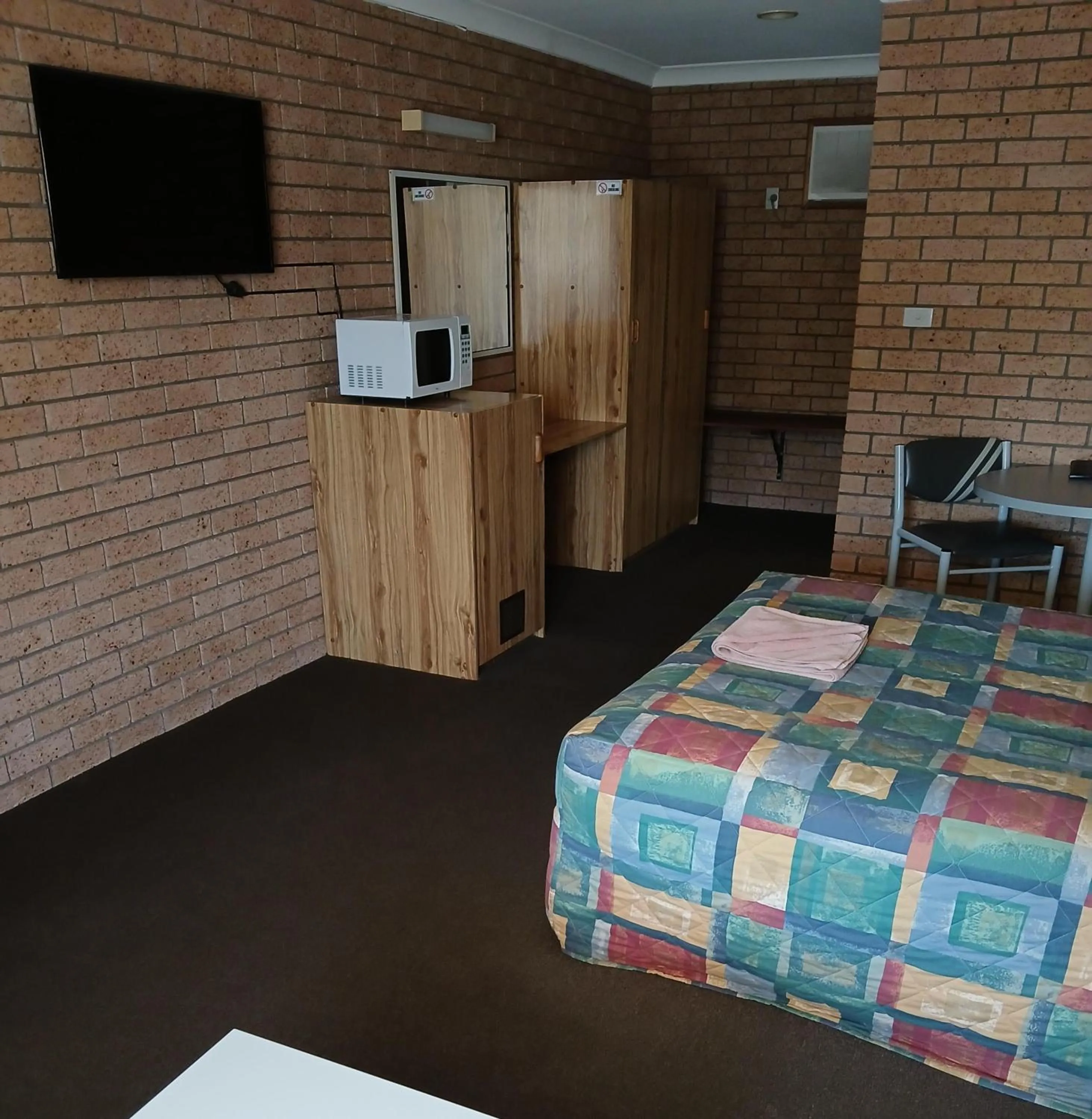 TV and multimedia, Bed in Aaron Inn Motel