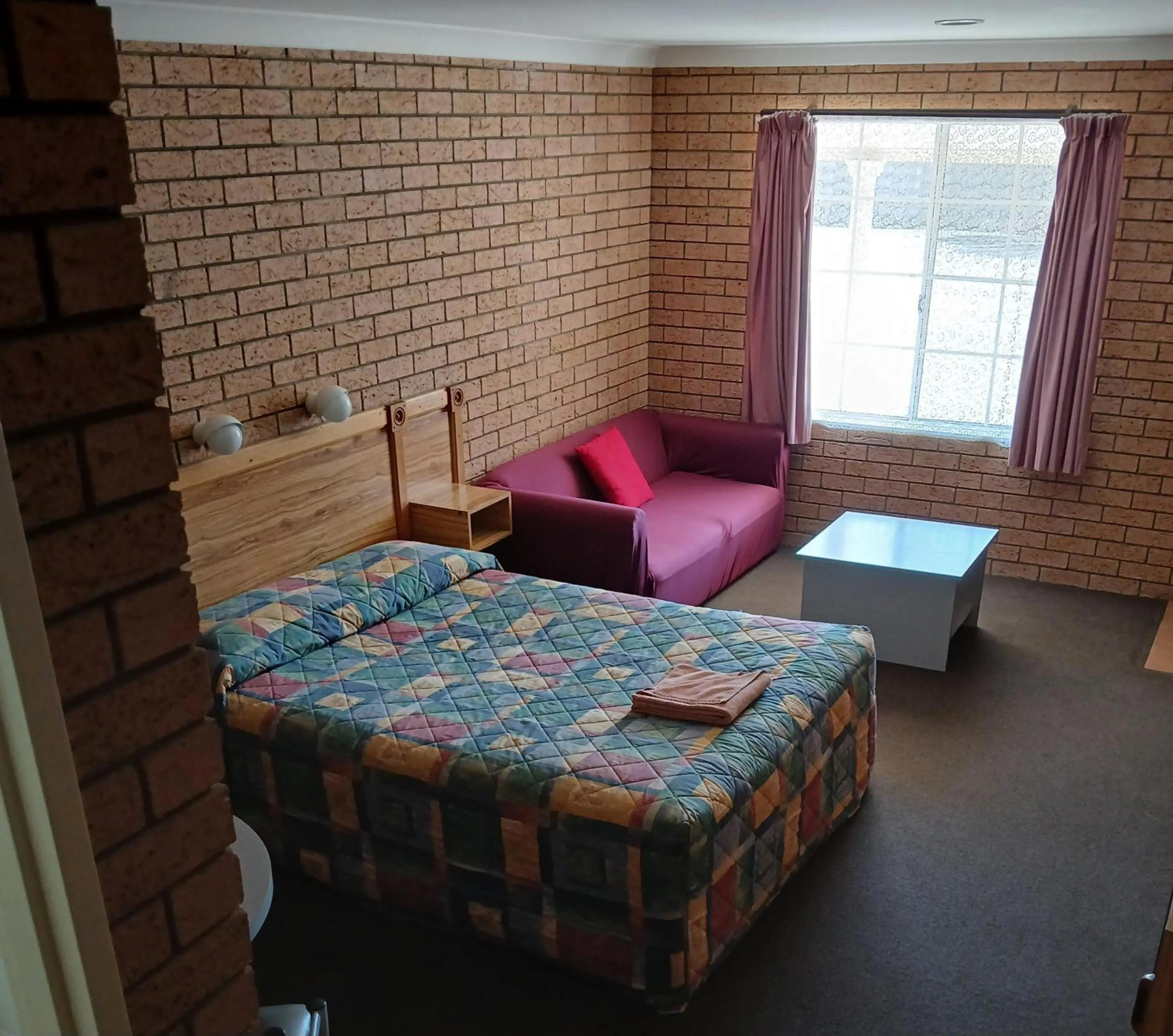 Living room, Bed in Aaron Inn Motel