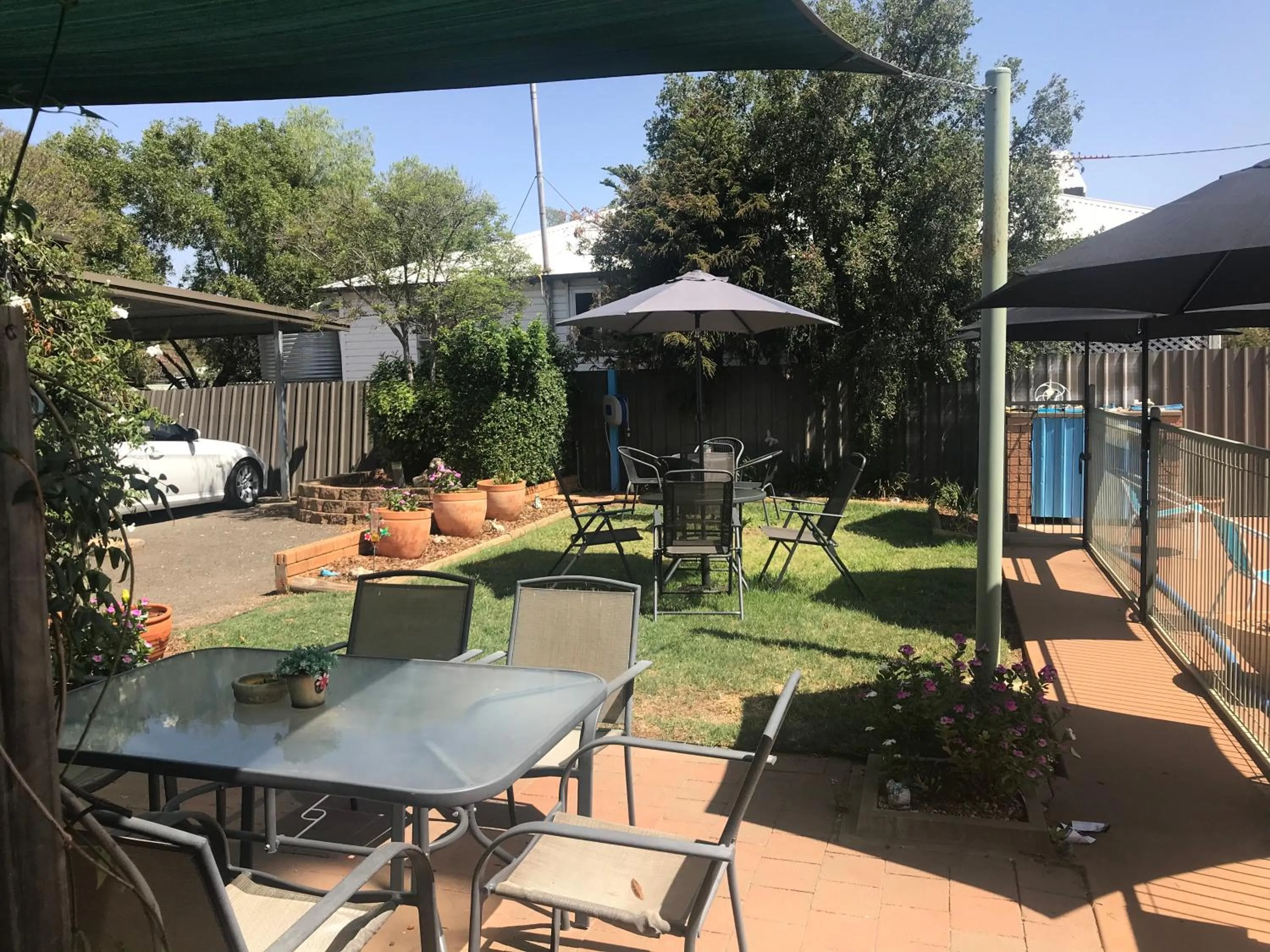 Garden view in Aaron Inn Motel