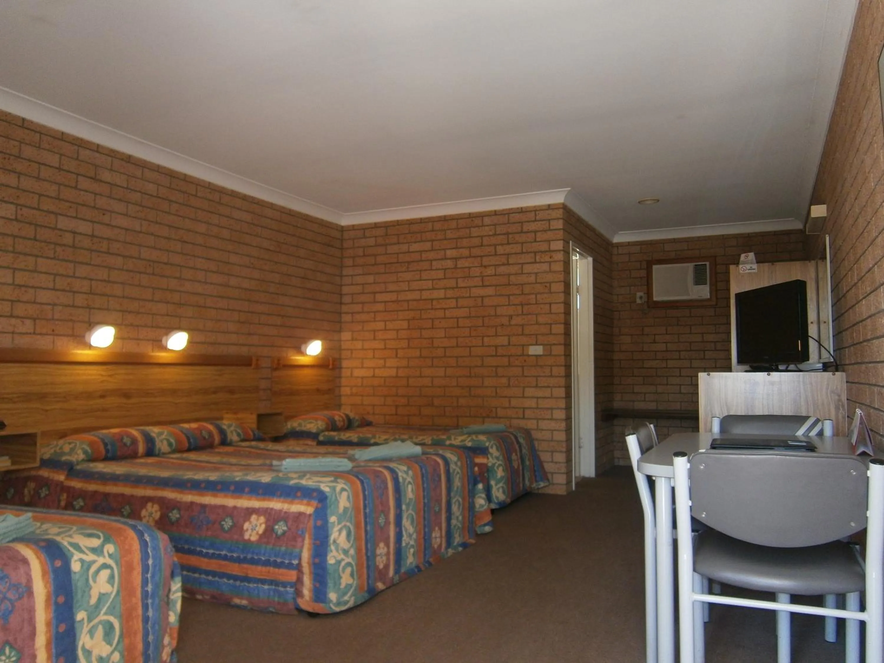 Bed in Aaron Inn Motel