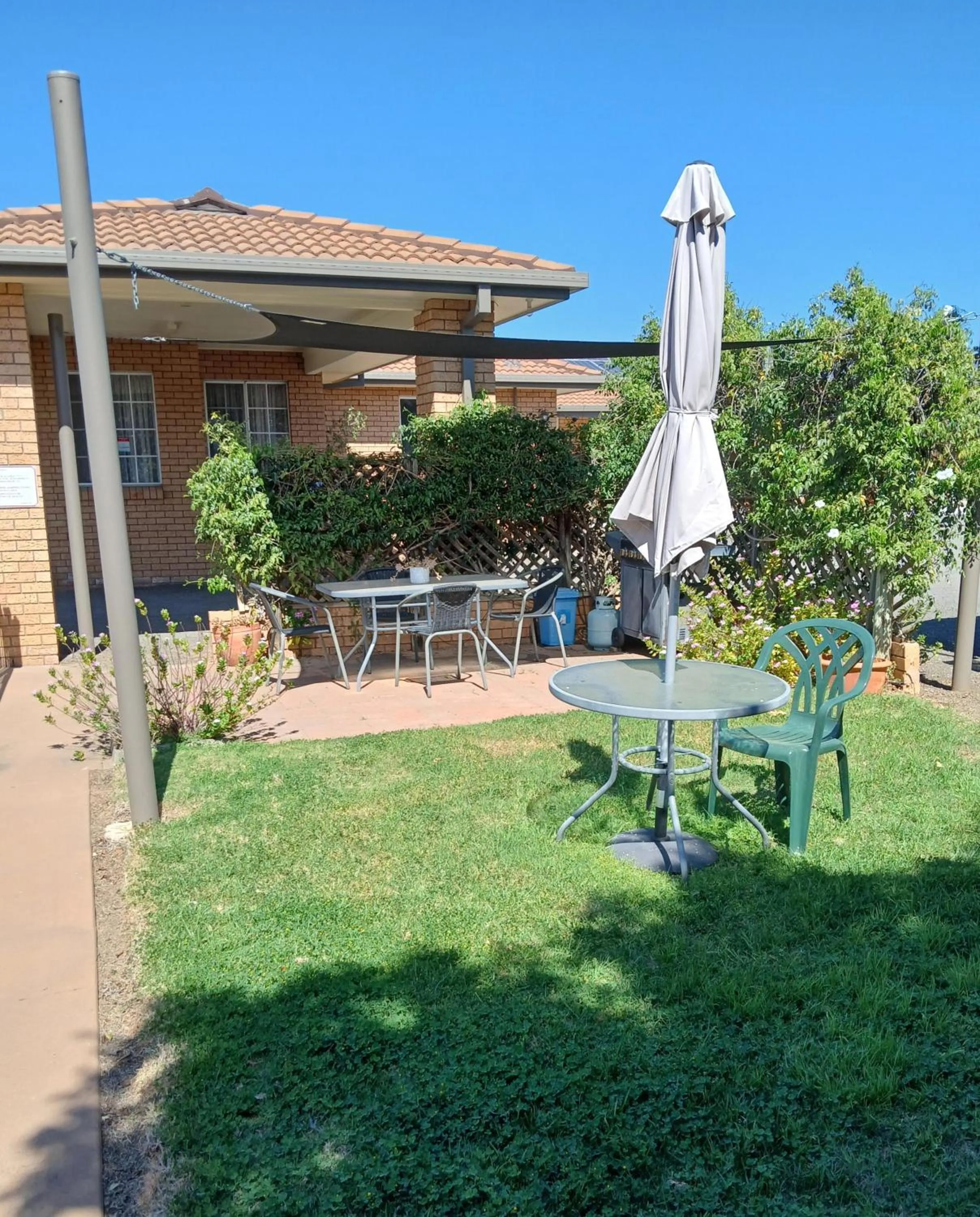 BBQ facilities in Aaron Inn Motel