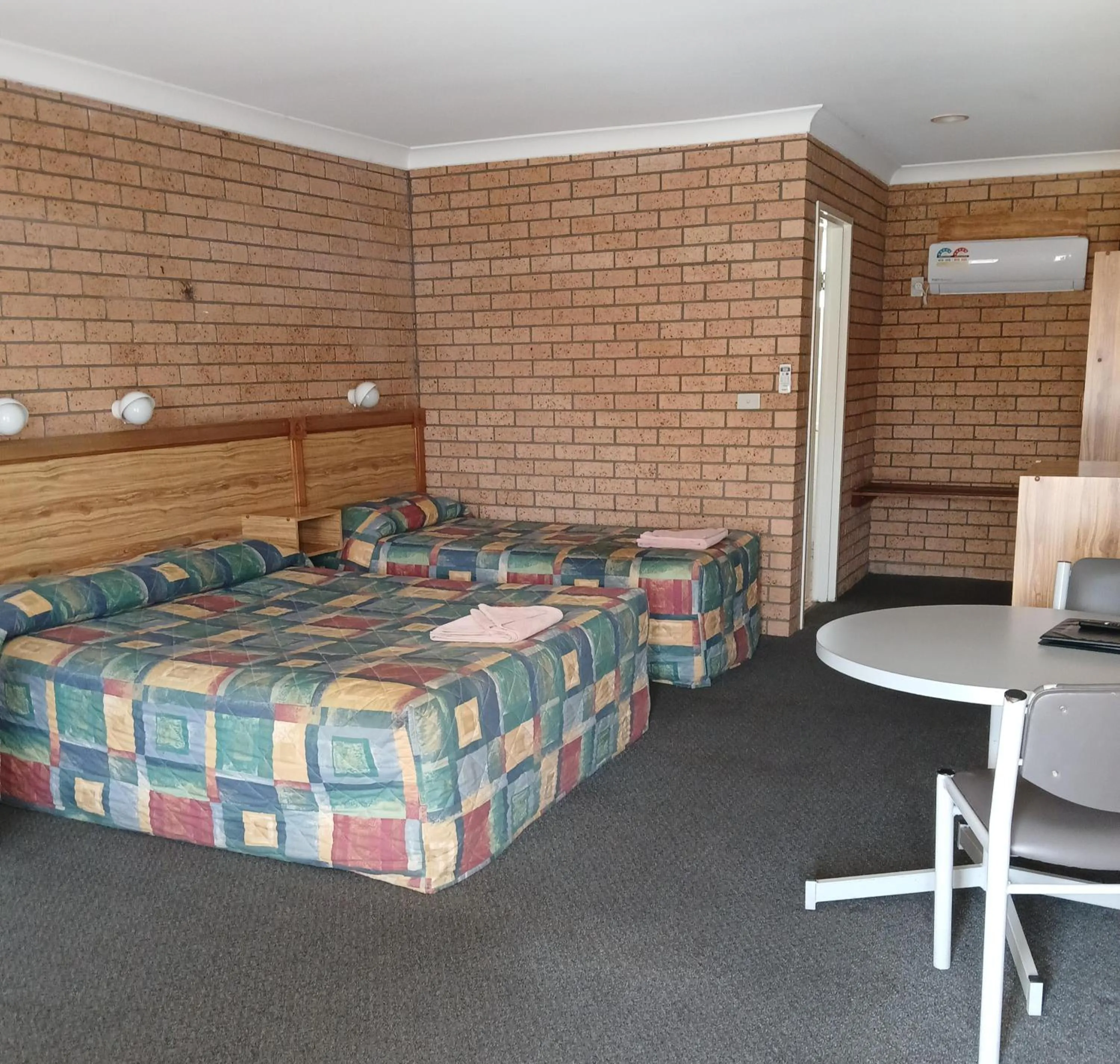 Bed in Aaron Inn Motel