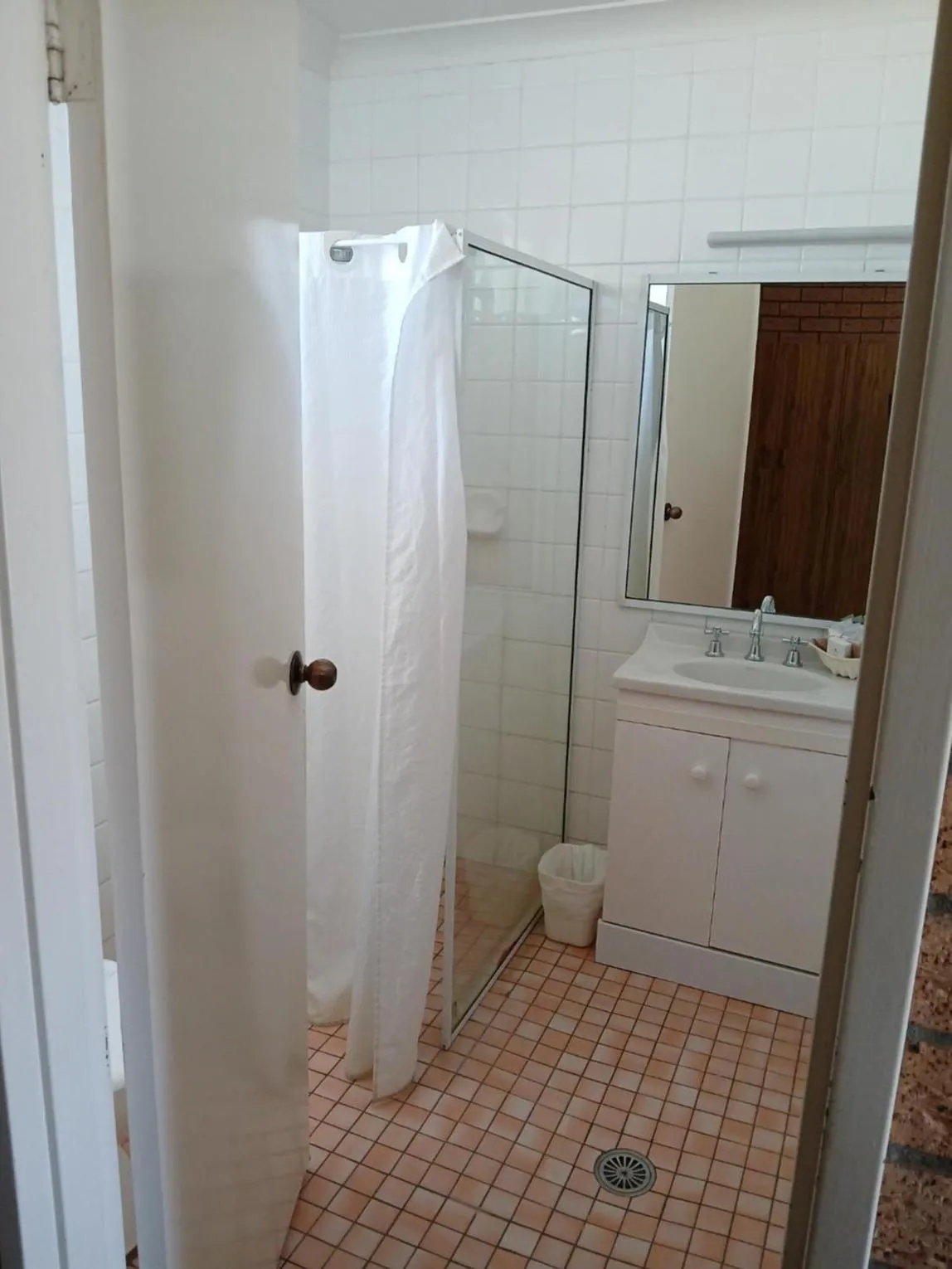 Bathroom in Aaron Inn Motel