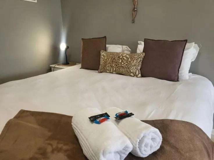 Bedroom, Bed in Lake Pleasant Hotel