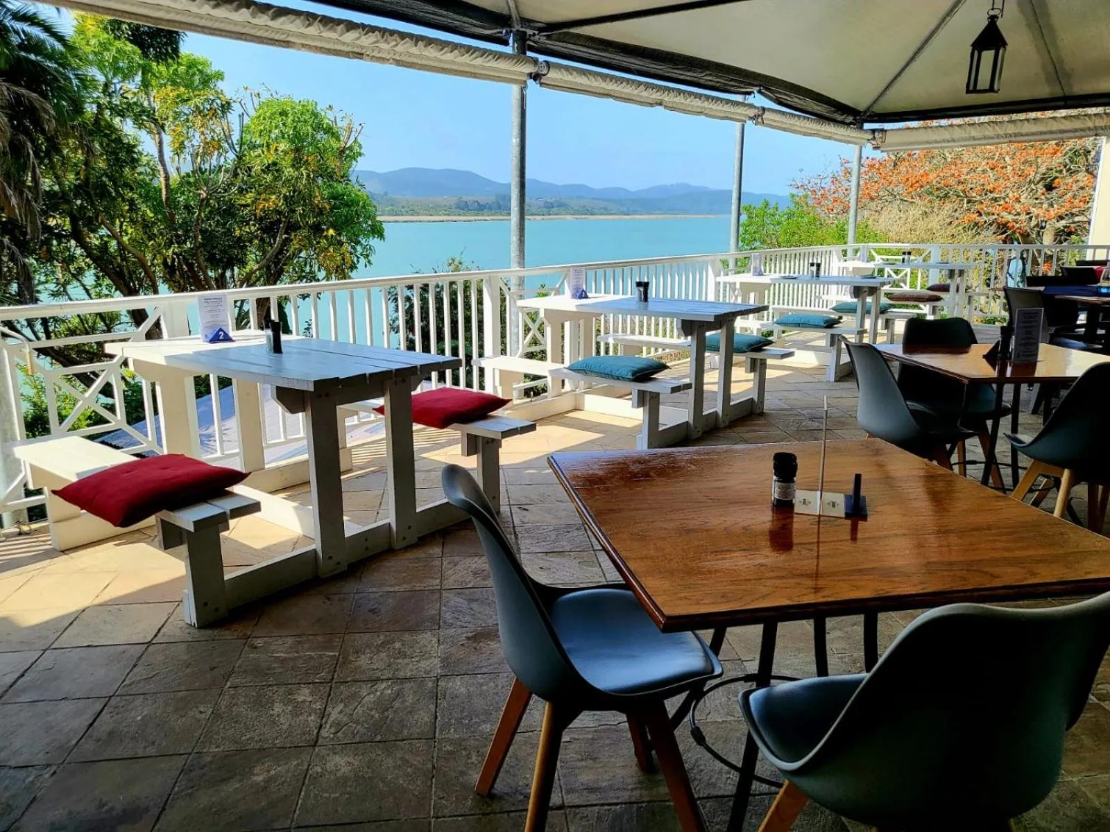 Restaurant/places to eat in Lake Pleasant Hotel