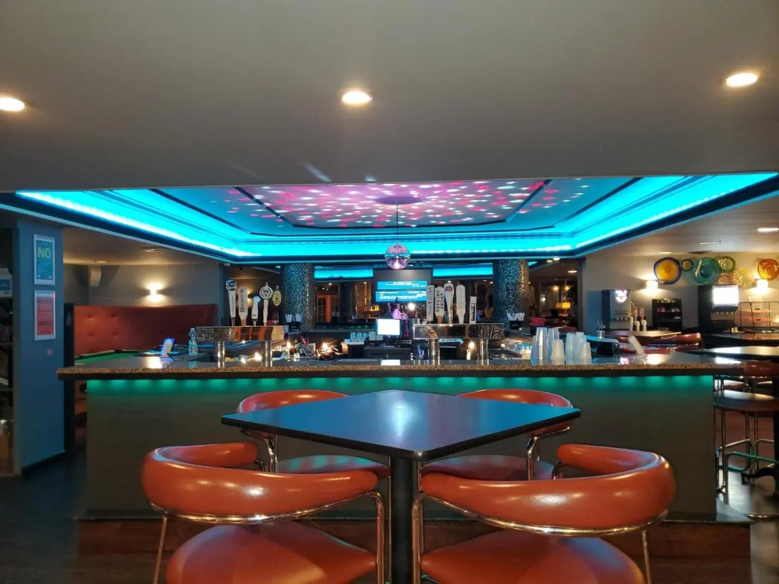 Lounge or bar in New Hope Inn & Suites Lounge or bar in New Hope Inn & Suites