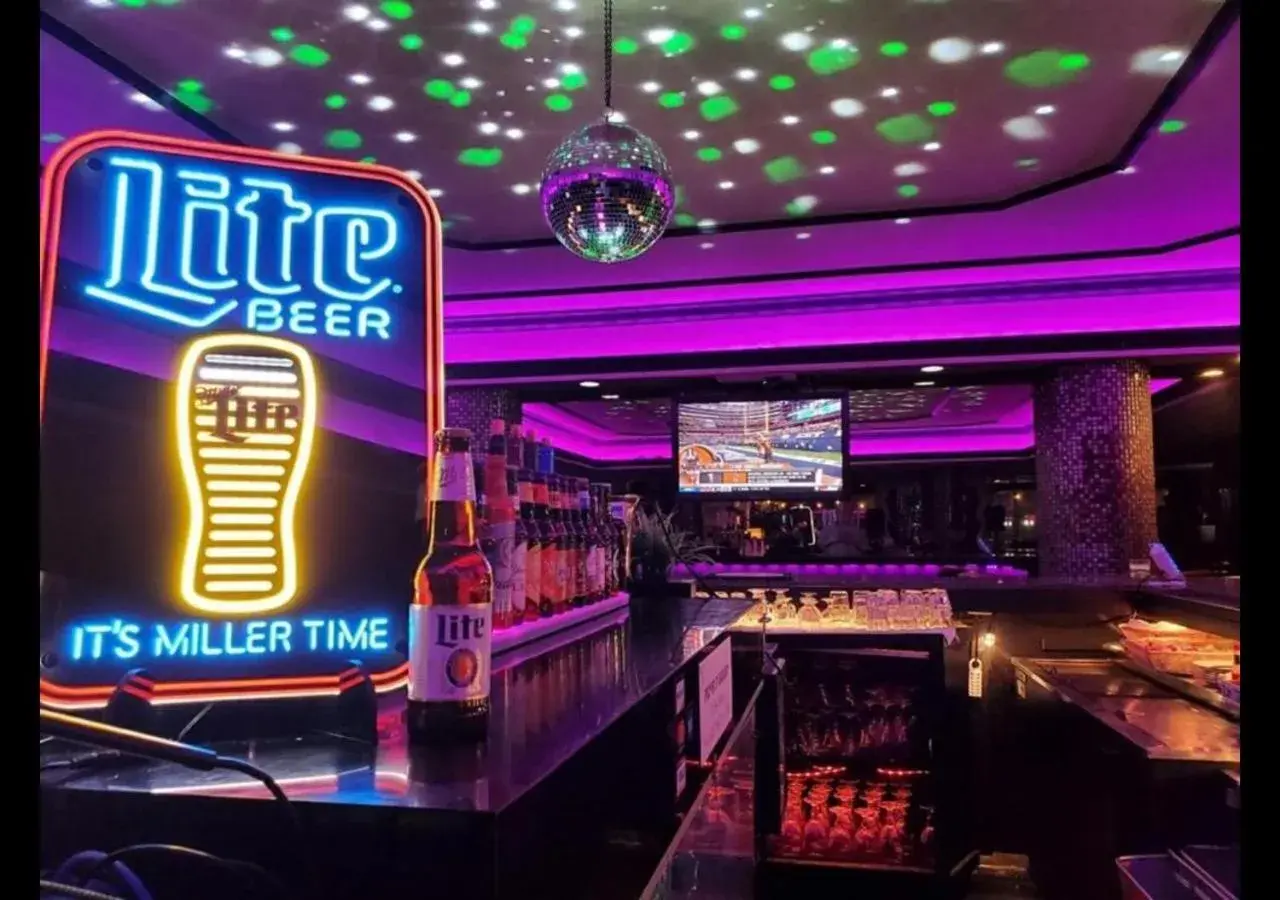 Lounge or bar in New Hope Inn & Suites Lounge or bar in New Hope Inn & Suites