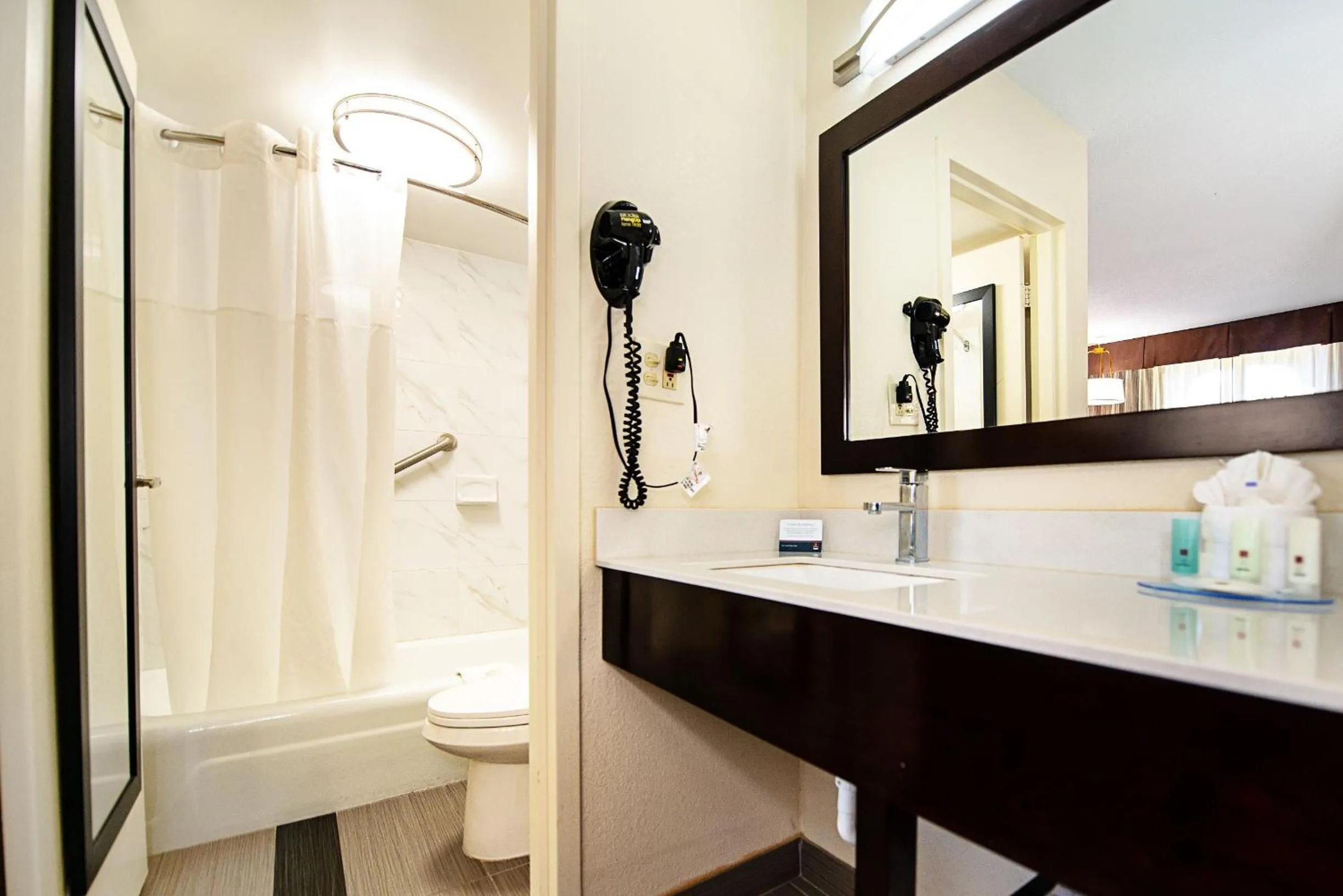 Bathroom in New Hope Inn & Suites