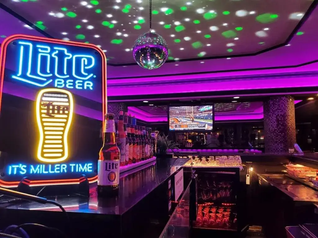 Lounge or bar in New Hope Inn & Suites Lounge or bar in New Hope Inn & Suites