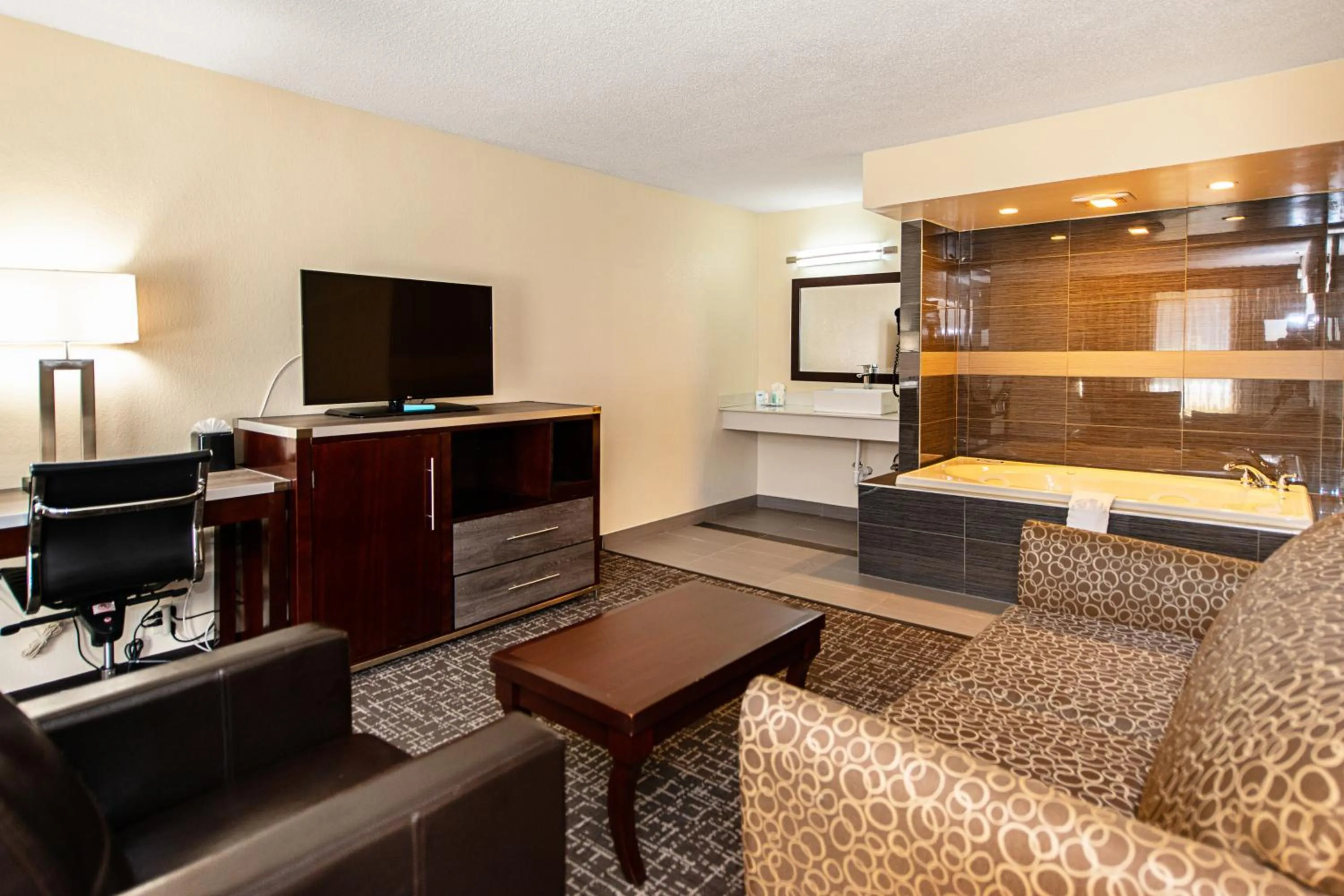 Living room in New Hope Inn & Suites