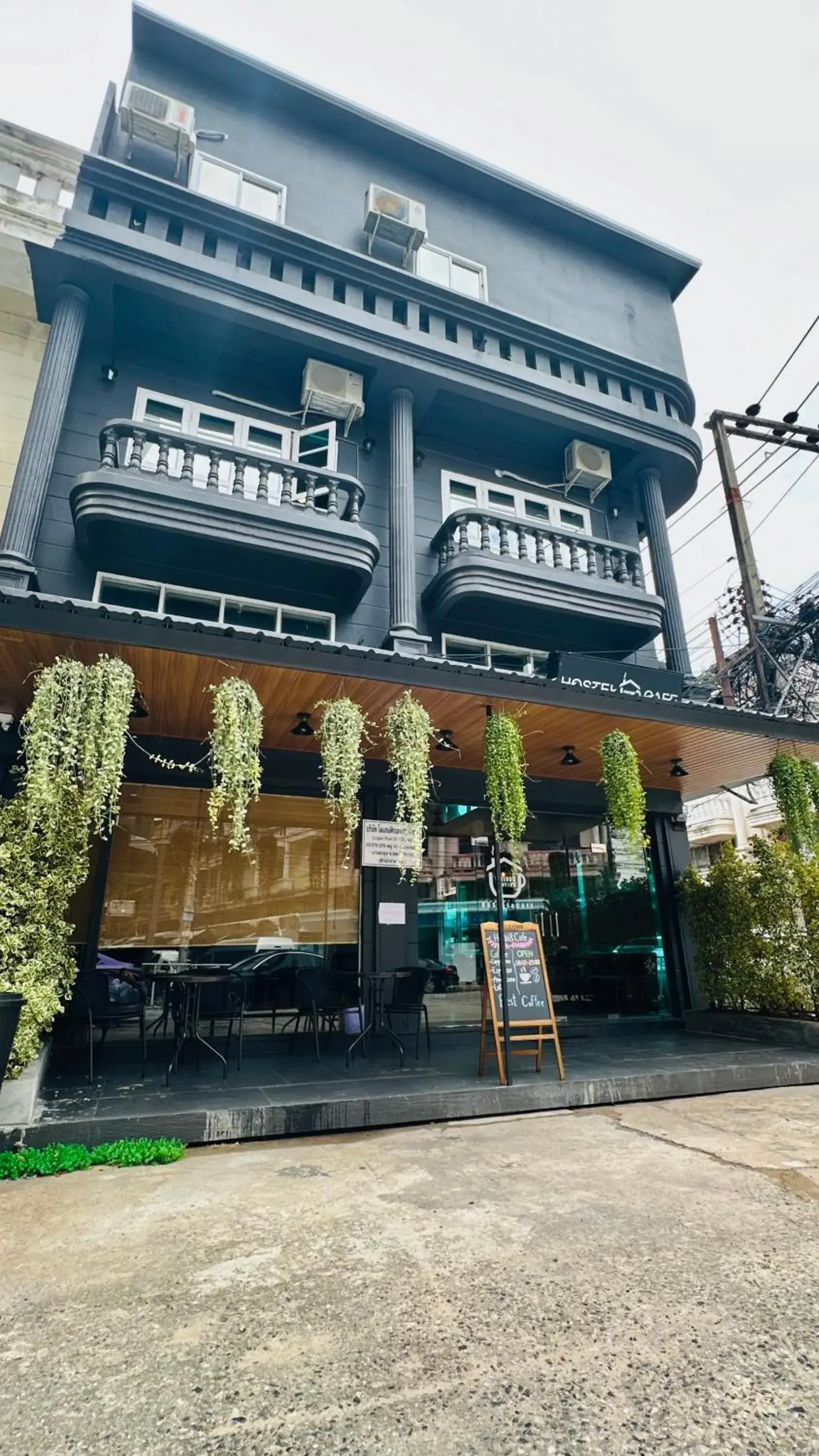 Property building in Friends Station Tukkom Hostel & Cafe Property building in Friends Station Tukkom Hostel & Cafe