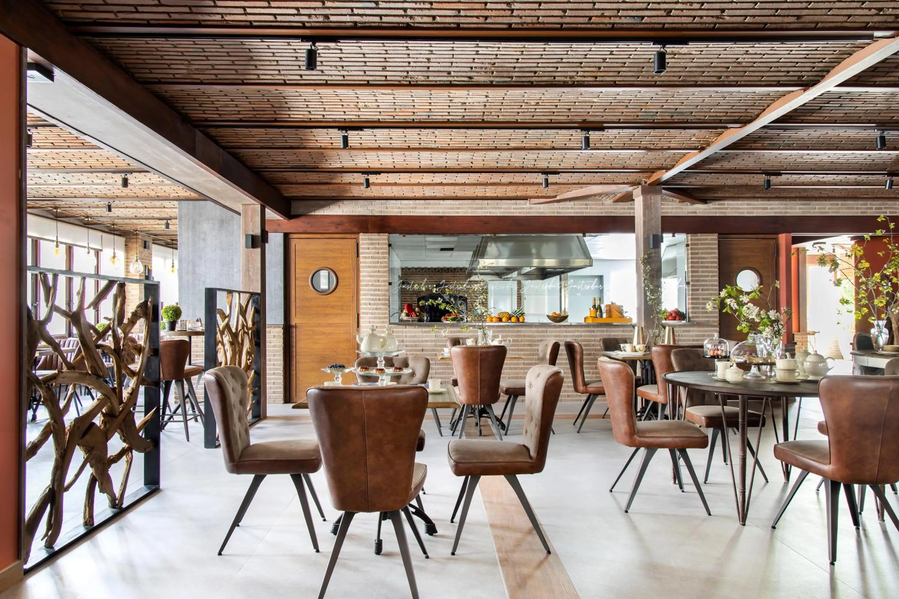 Restaurant/places to eat in Los Rosales Hotel