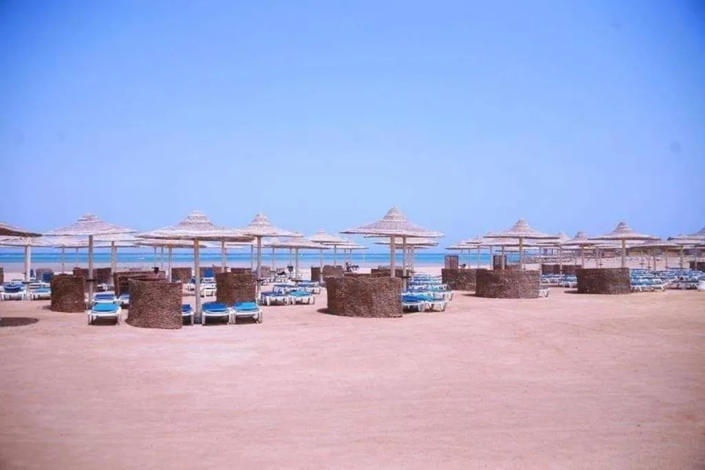 Stella de Mari chalet in Makadi with beach and pool view
