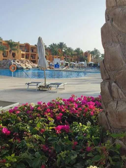 Stella de Mari chalet in Makadi with beach and pool view