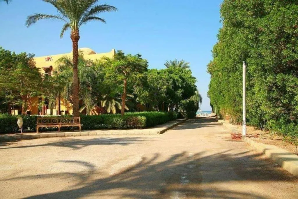 Stella de Mari chalet in Makadi with beach and pool view