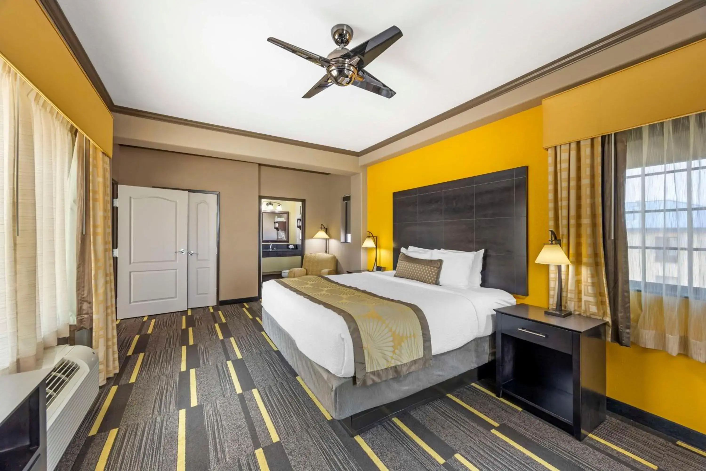 Bedroom, Bed in Best Western Plus Emerald Inn & Suites Bedroom, Bed in Best Western Plus Emerald Inn & Suites
