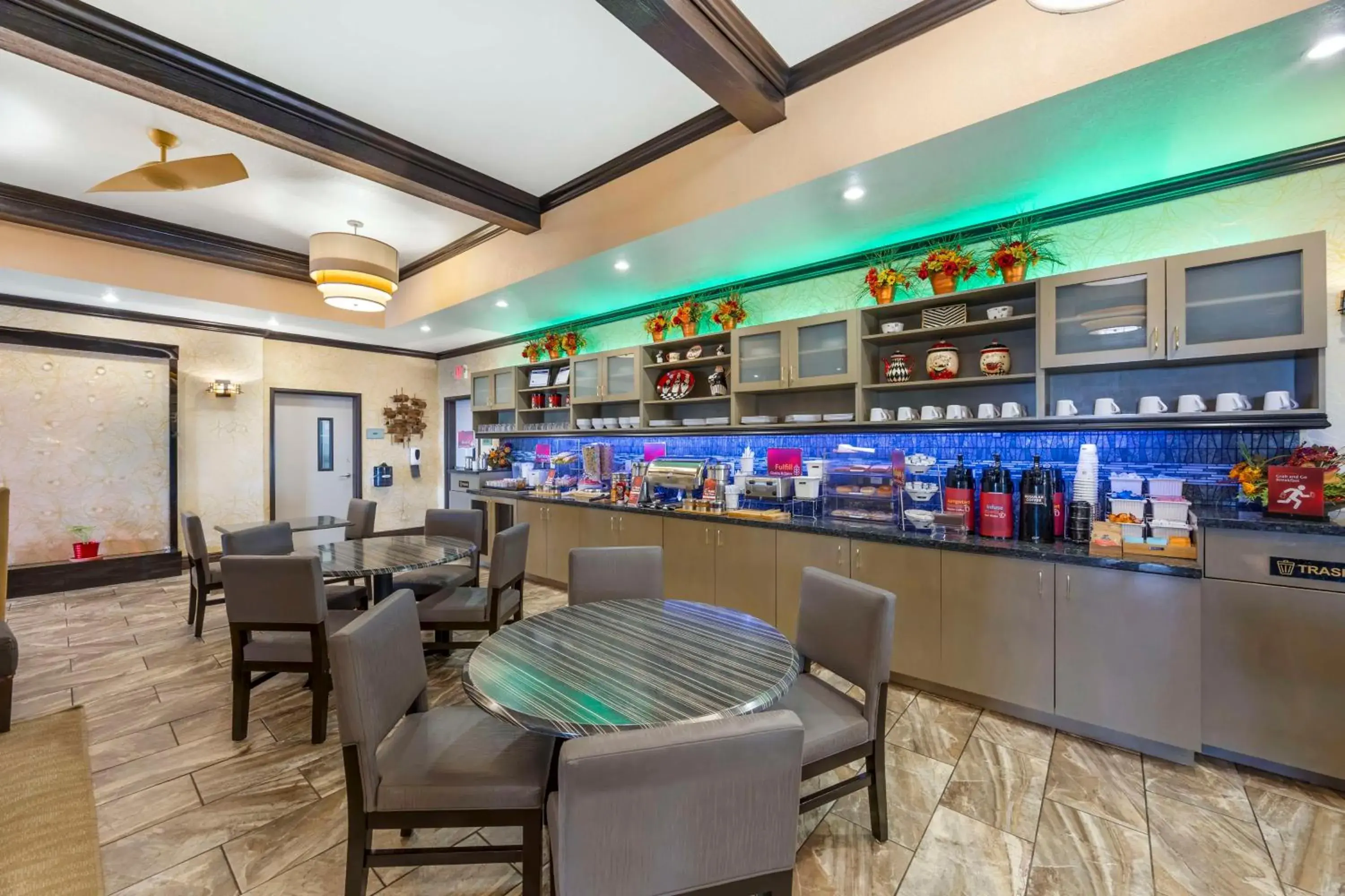 Breakfast in Best Western Plus Emerald Inn & Suites Breakfast in Best Western Plus Emerald Inn & Suites