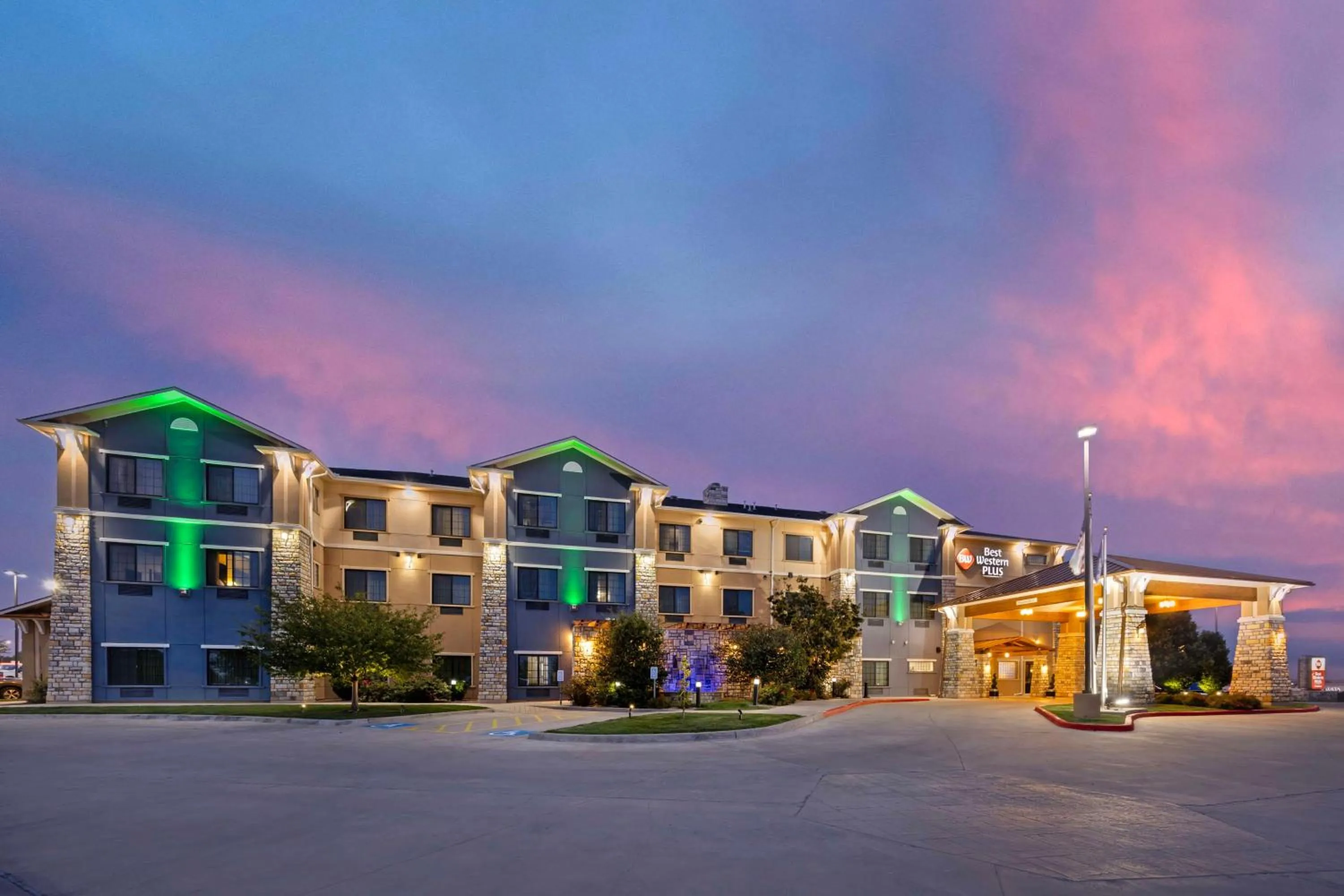 Property building in Best Western Plus Emerald Inn & Suites