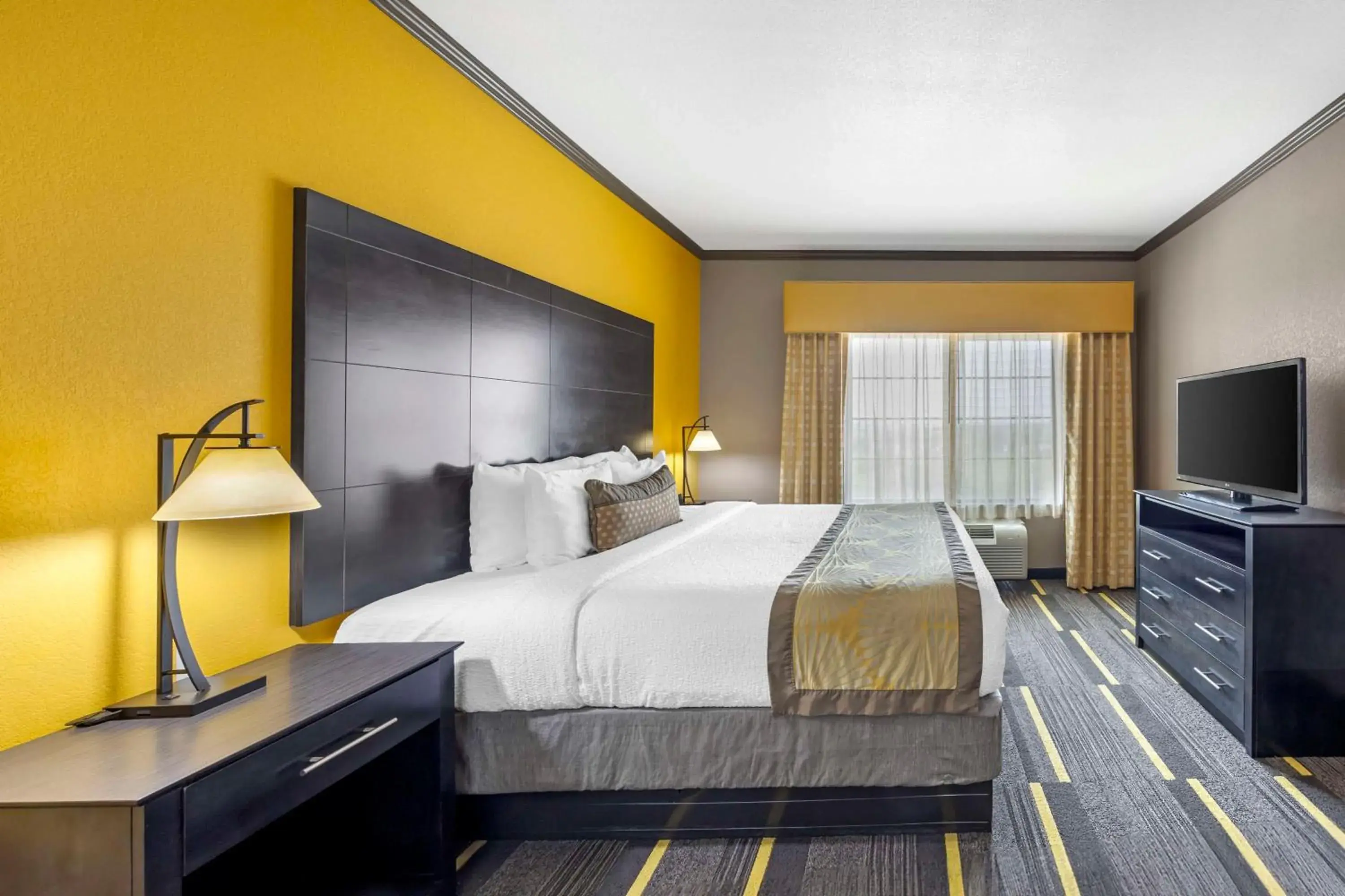 Bedroom, Bed in Best Western Plus Emerald Inn & Suites Bedroom, Bed in Best Western Plus Emerald Inn & Suites