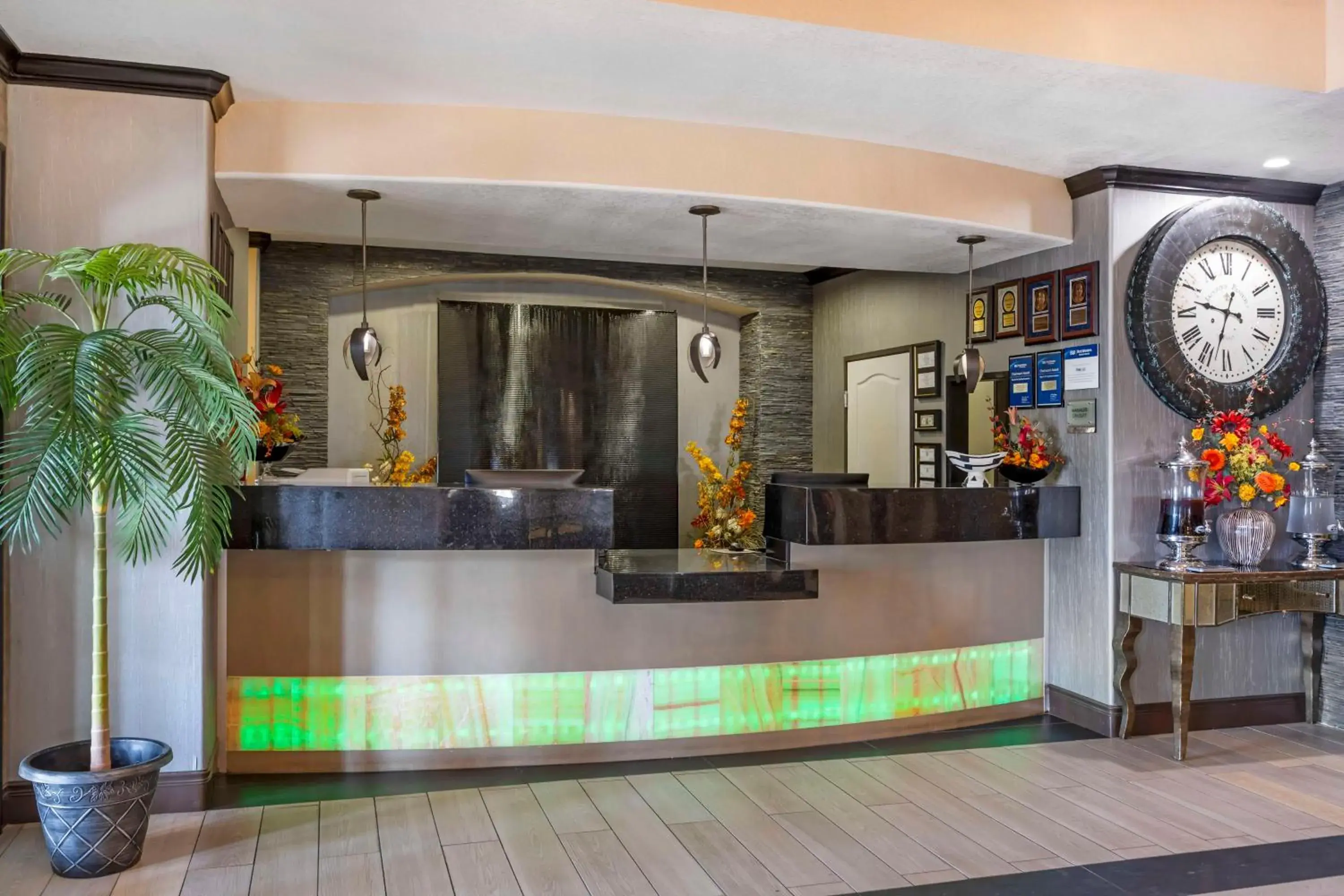 Lobby or reception in Best Western Plus Emerald Inn & Suites Lobby or reception in Best Western Plus Emerald Inn & Suites