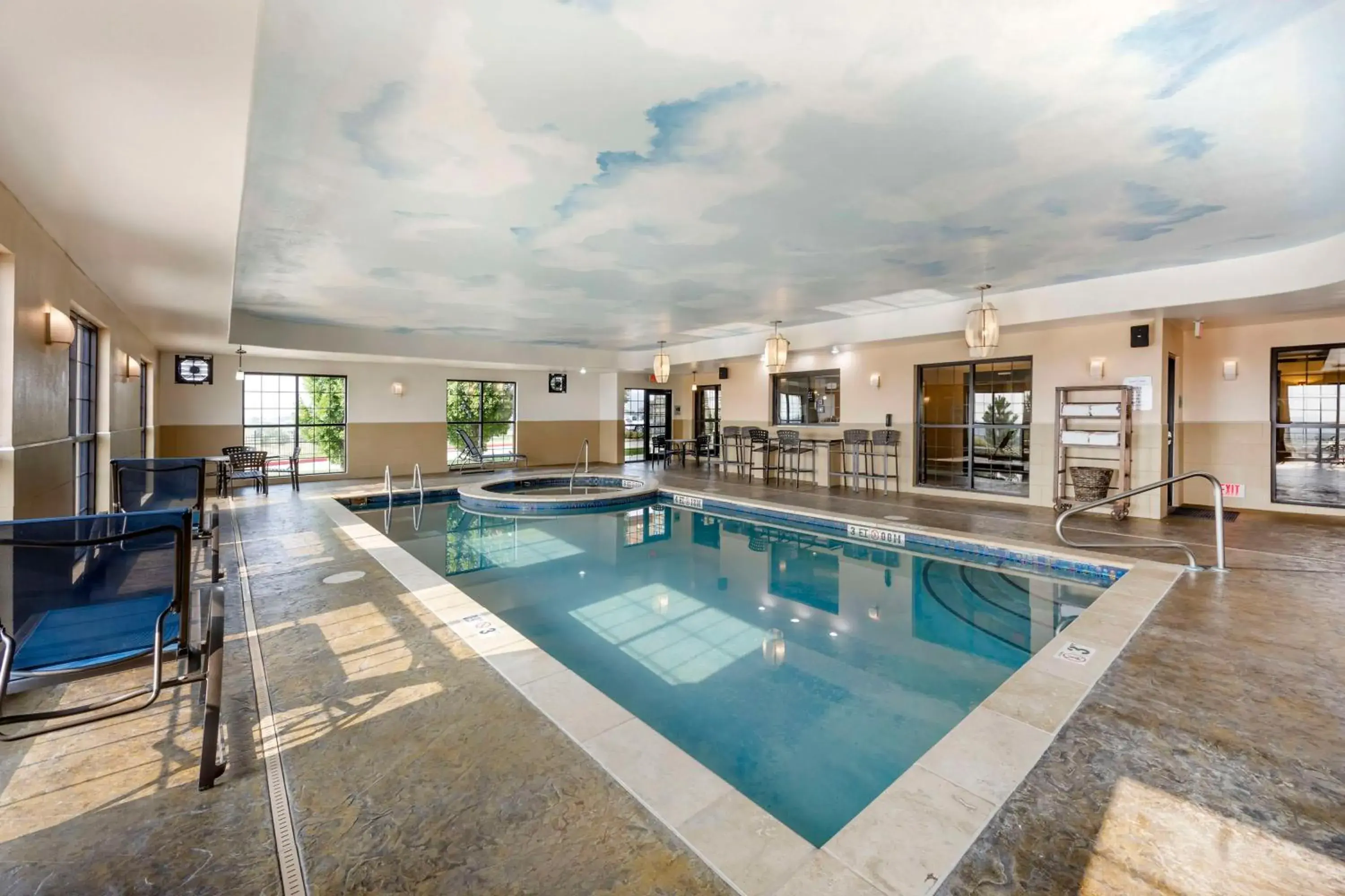 Pool view in Best Western Plus Emerald Inn & Suites Pool view in Best Western Plus Emerald Inn & Suites