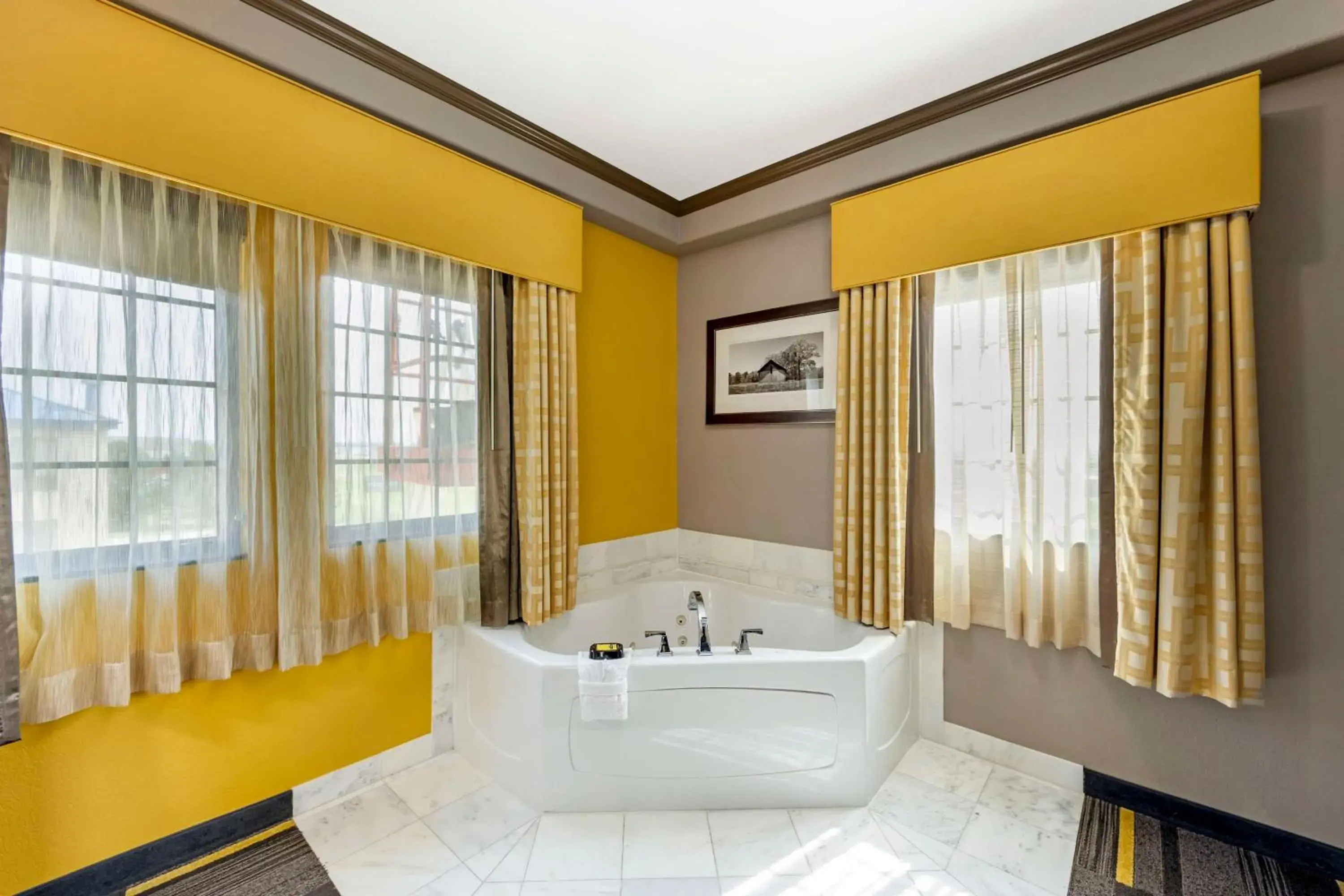 Bedroom in Best Western Plus Emerald Inn & Suites Bedroom in Best Western Plus Emerald Inn & Suites