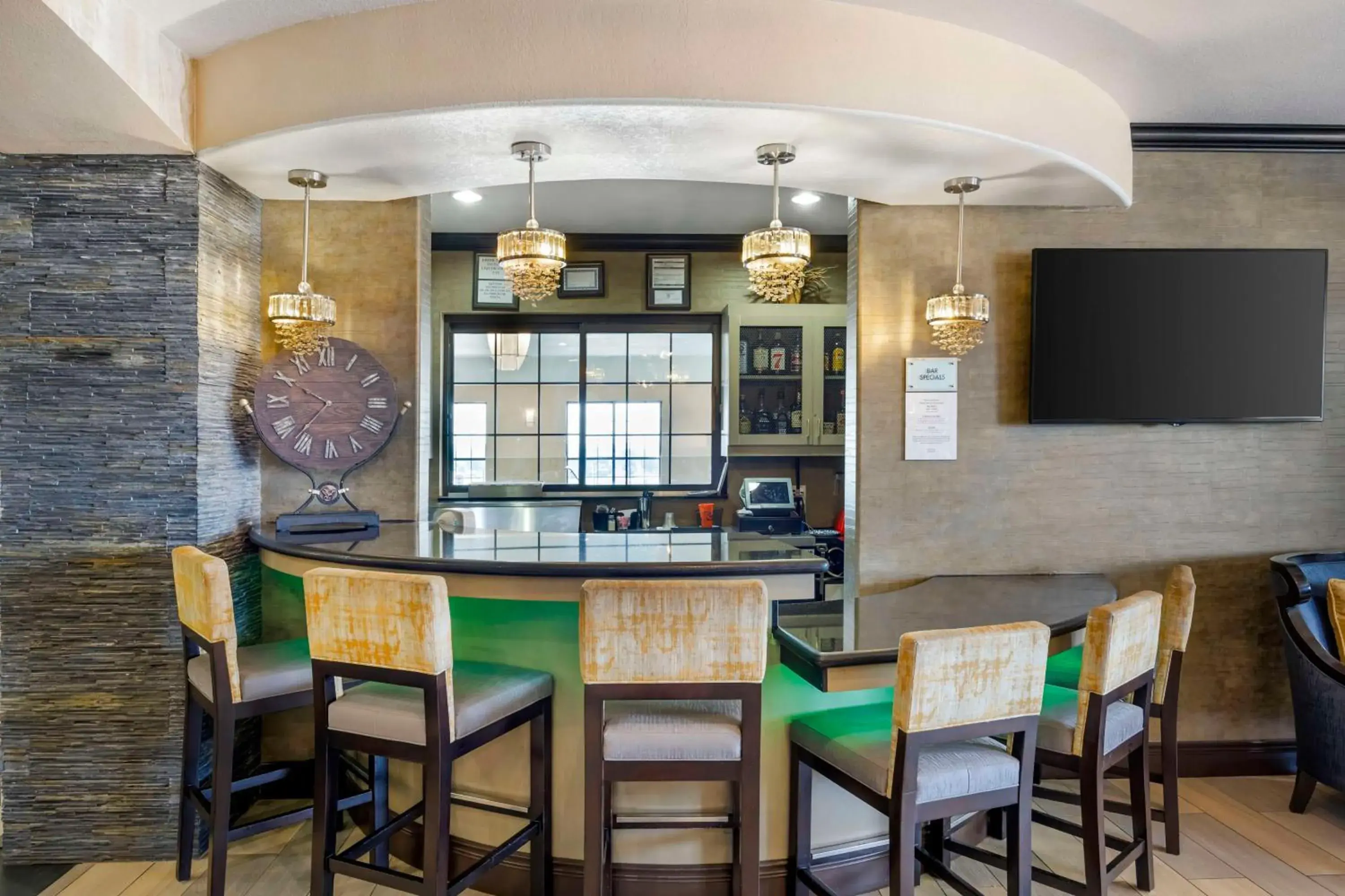 Lounge or bar in Best Western Plus Emerald Inn & Suites Lounge or bar in Best Western Plus Emerald Inn & Suites