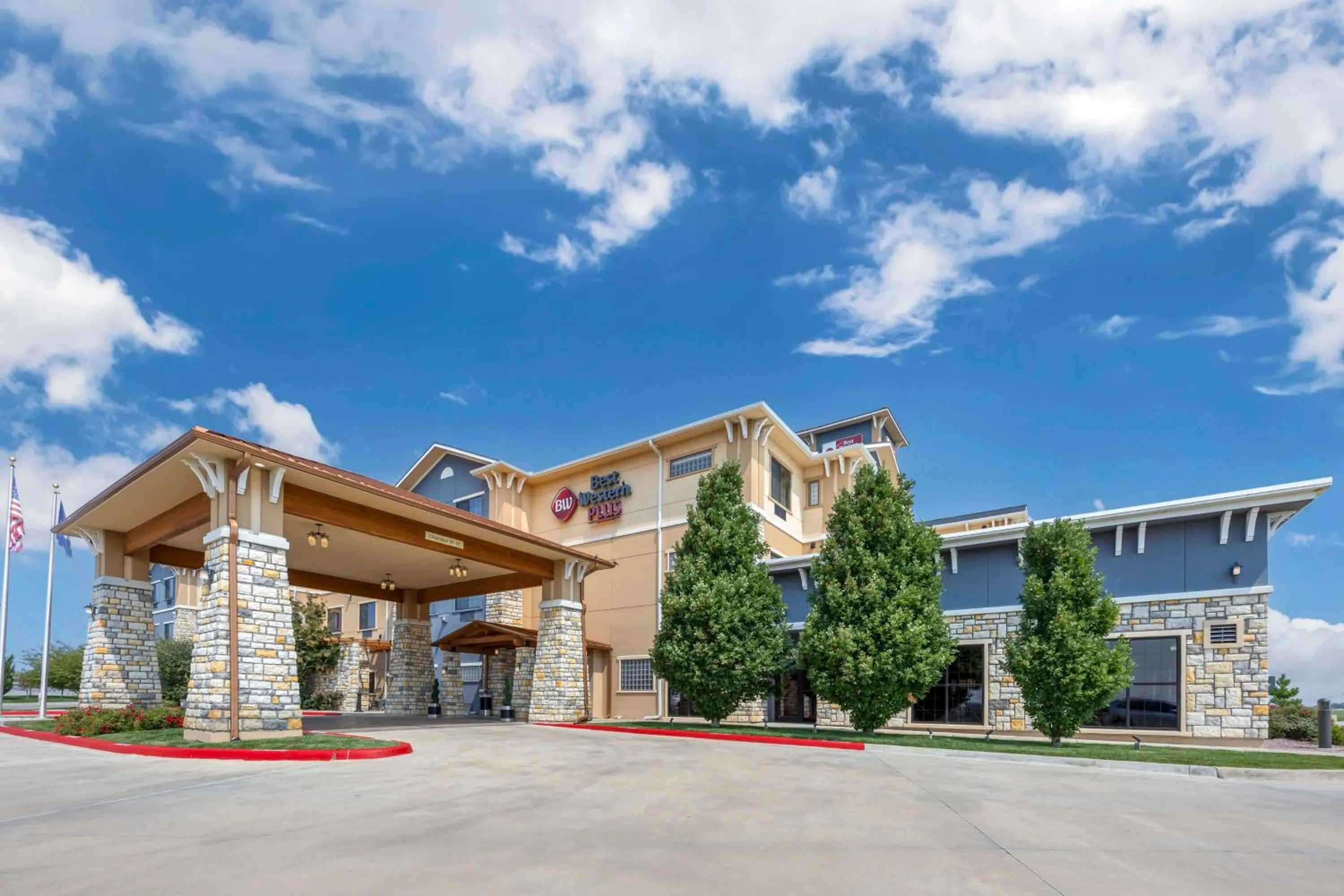 Property building in Best Western Plus Emerald Inn & Suites