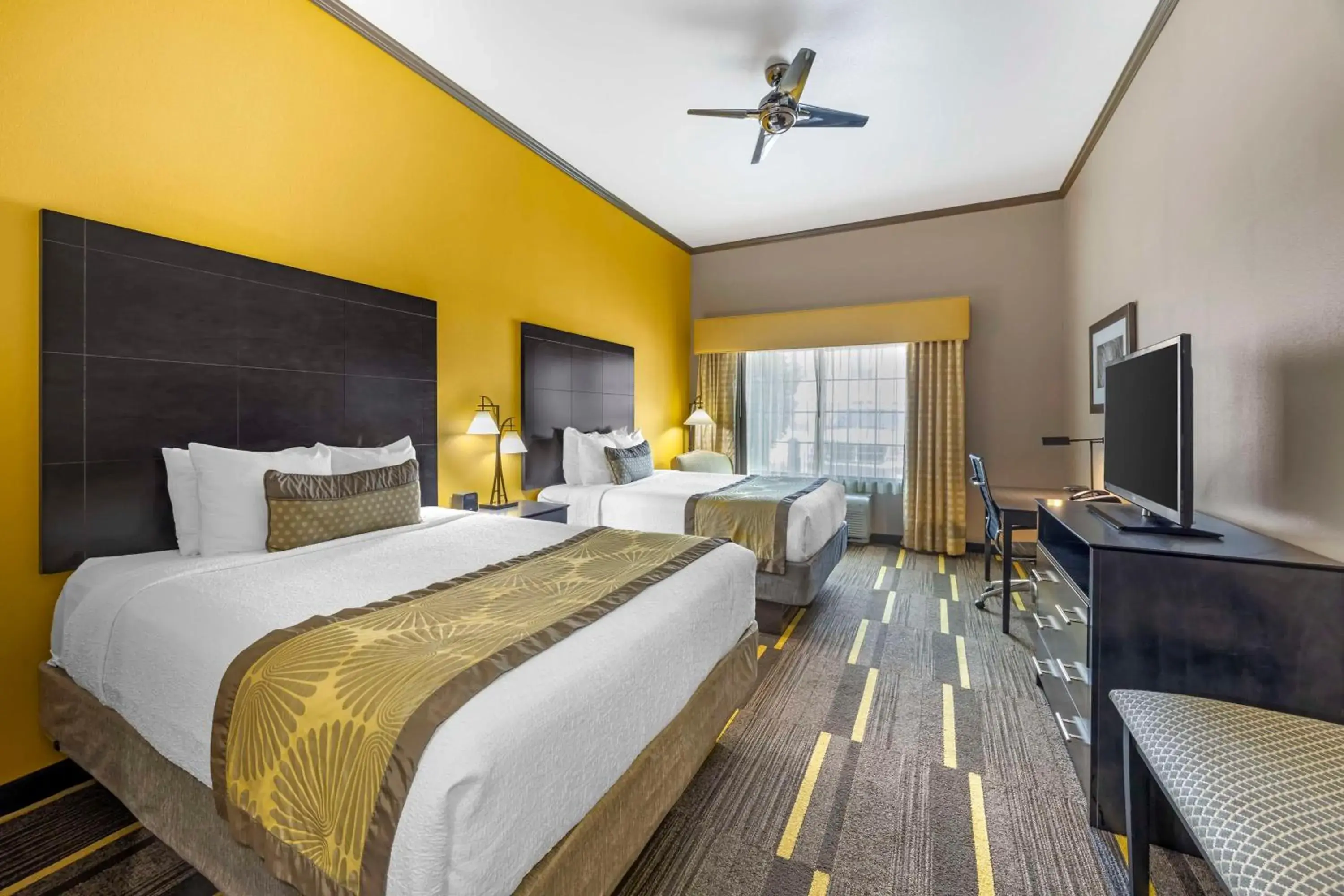 Bedroom, Bed in Best Western Plus Emerald Inn & Suites Bedroom, Bed in Best Western Plus Emerald Inn & Suites