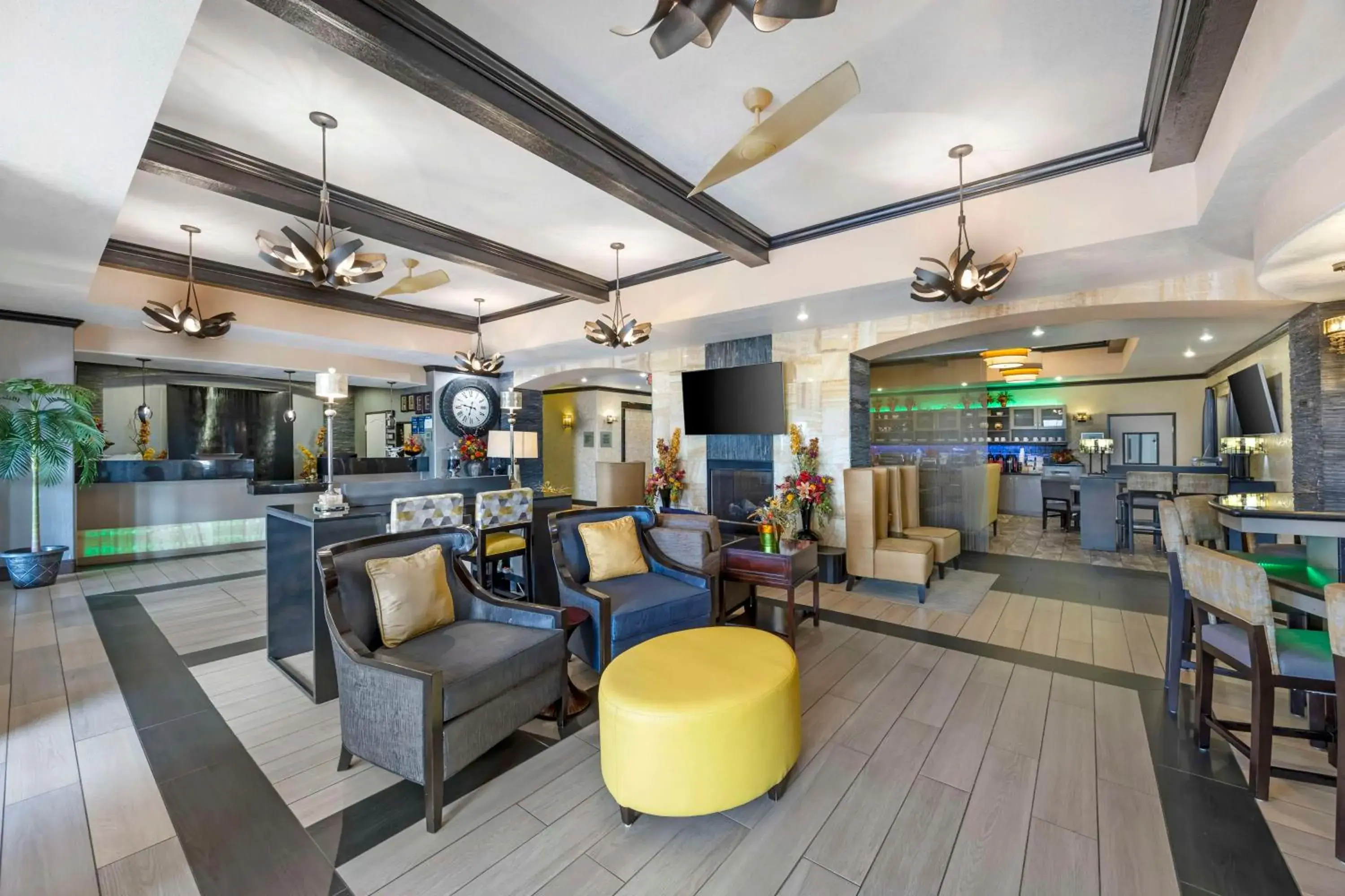 Lobby or reception in Best Western Plus Emerald Inn & Suites Lobby or reception in Best Western Plus Emerald Inn & Suites