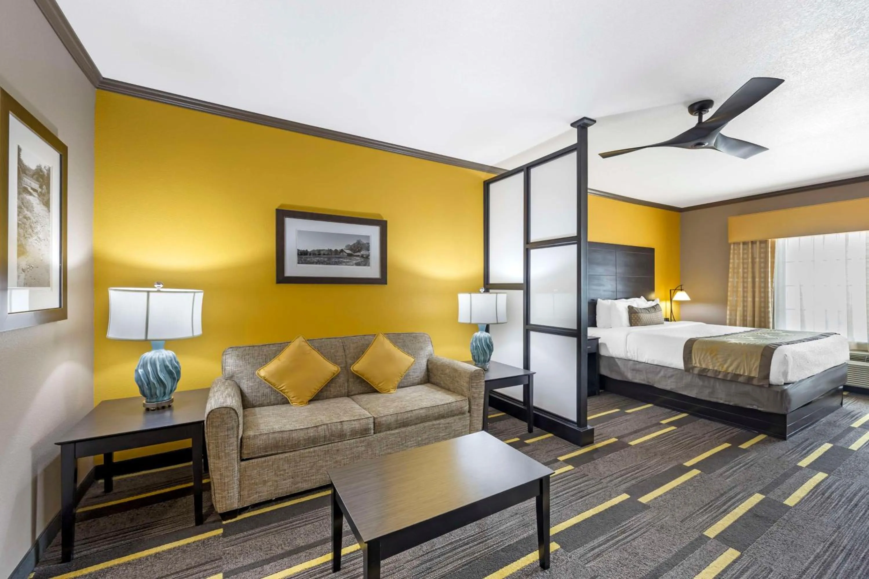 Bedroom, Bed in Best Western Plus Emerald Inn & Suites