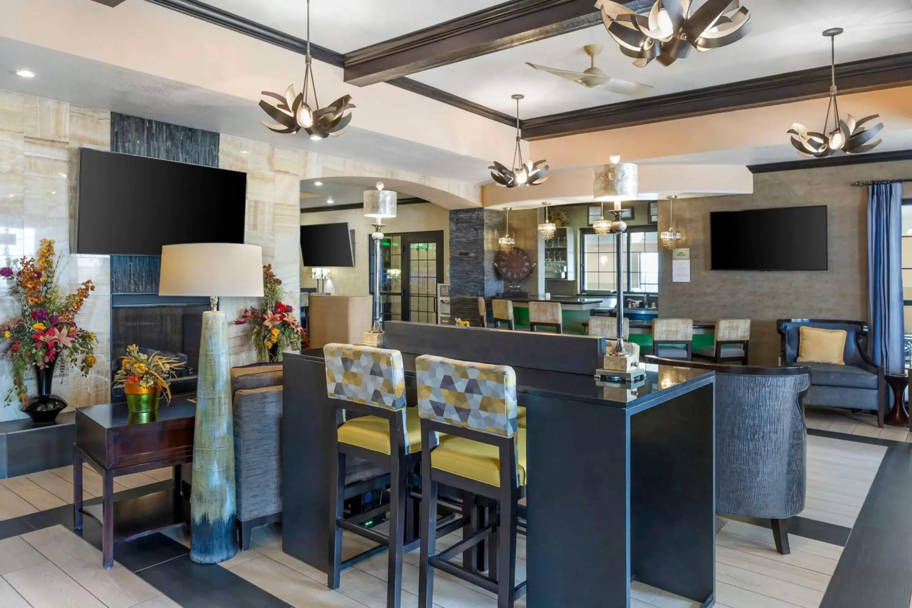 Lobby or reception in Best Western Plus Emerald Inn & Suites Lobby or reception in Best Western Plus Emerald Inn & Suites