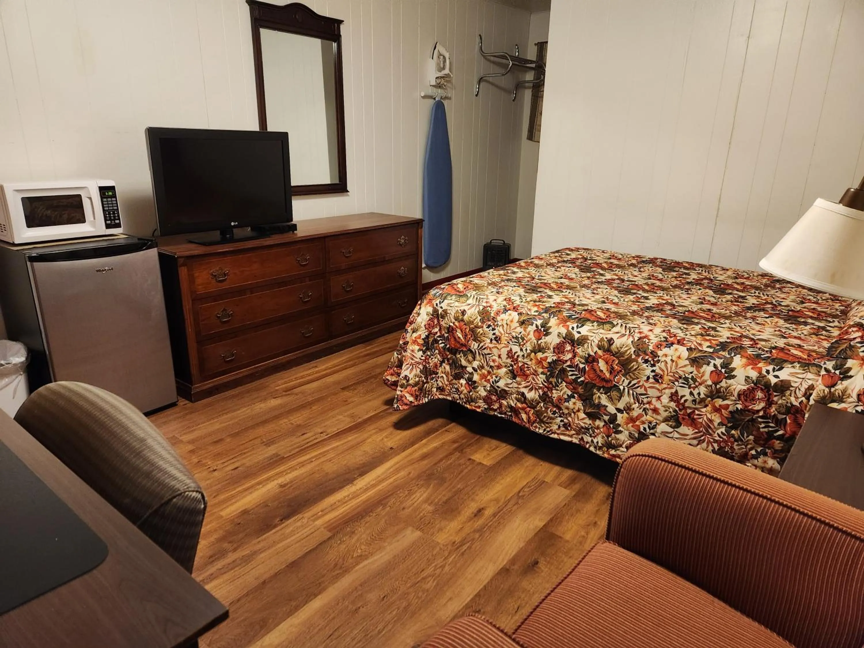 Bedroom, Bed in Cortland Motel