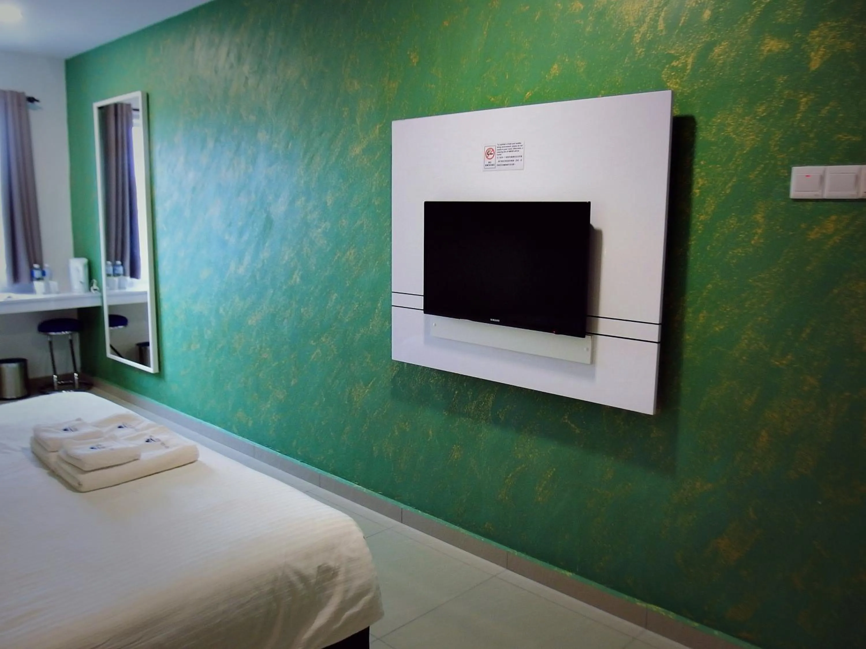 TV and multimedia, Bed in Yew Boutique Hotel