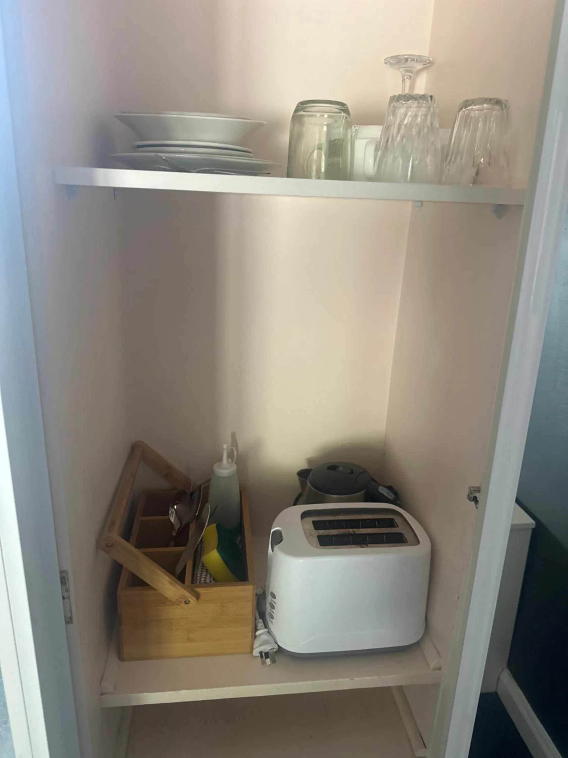 Food and drinks in Memphis Motor Inn- UNDER NEW MANAGEMENT